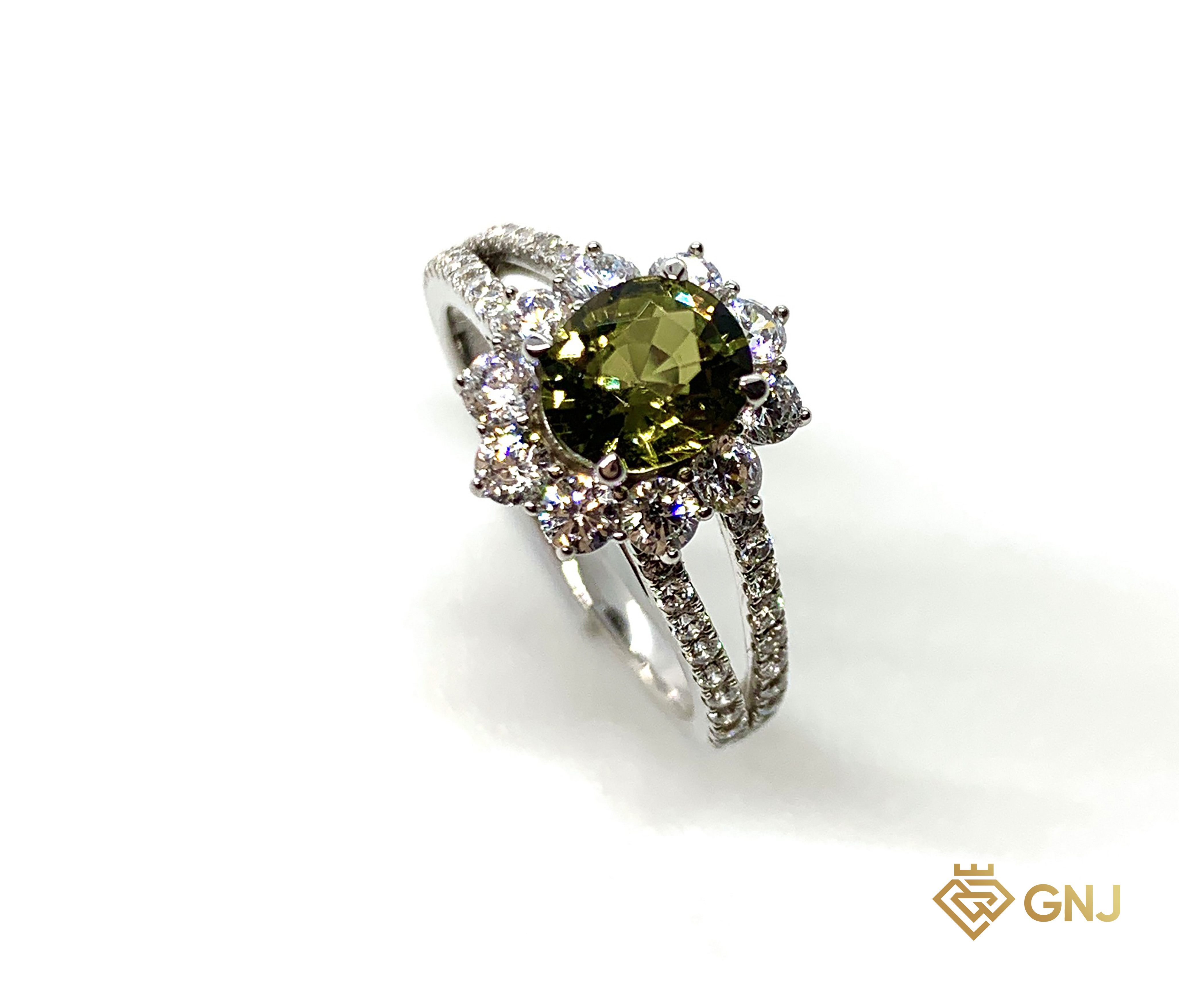 Nhẫn nữ Tourmaline thiên nhiên sang trọng.