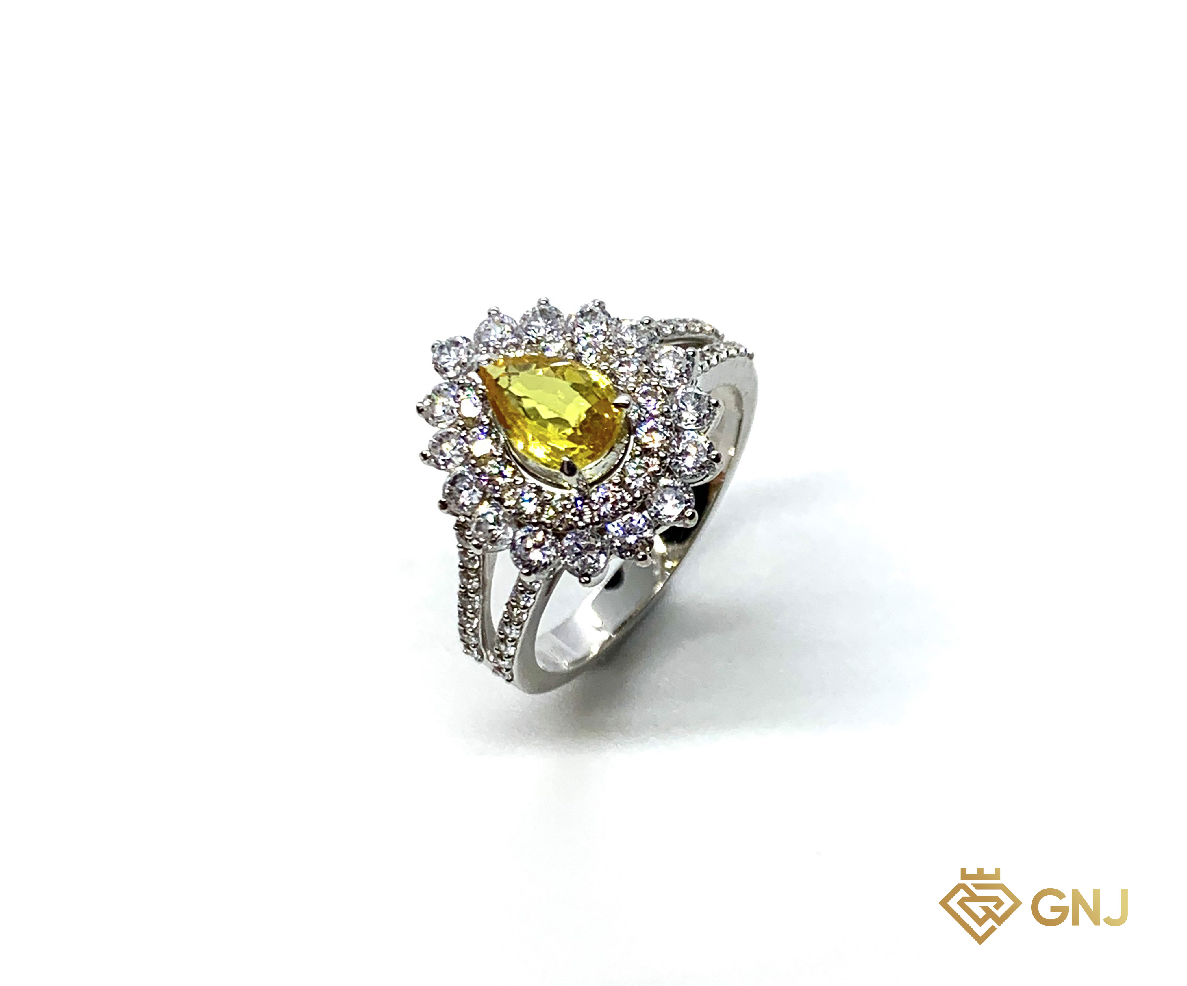 Nhẫn nữ vàng trắng đá sapphire vàng giọt nước thiên nhiên.