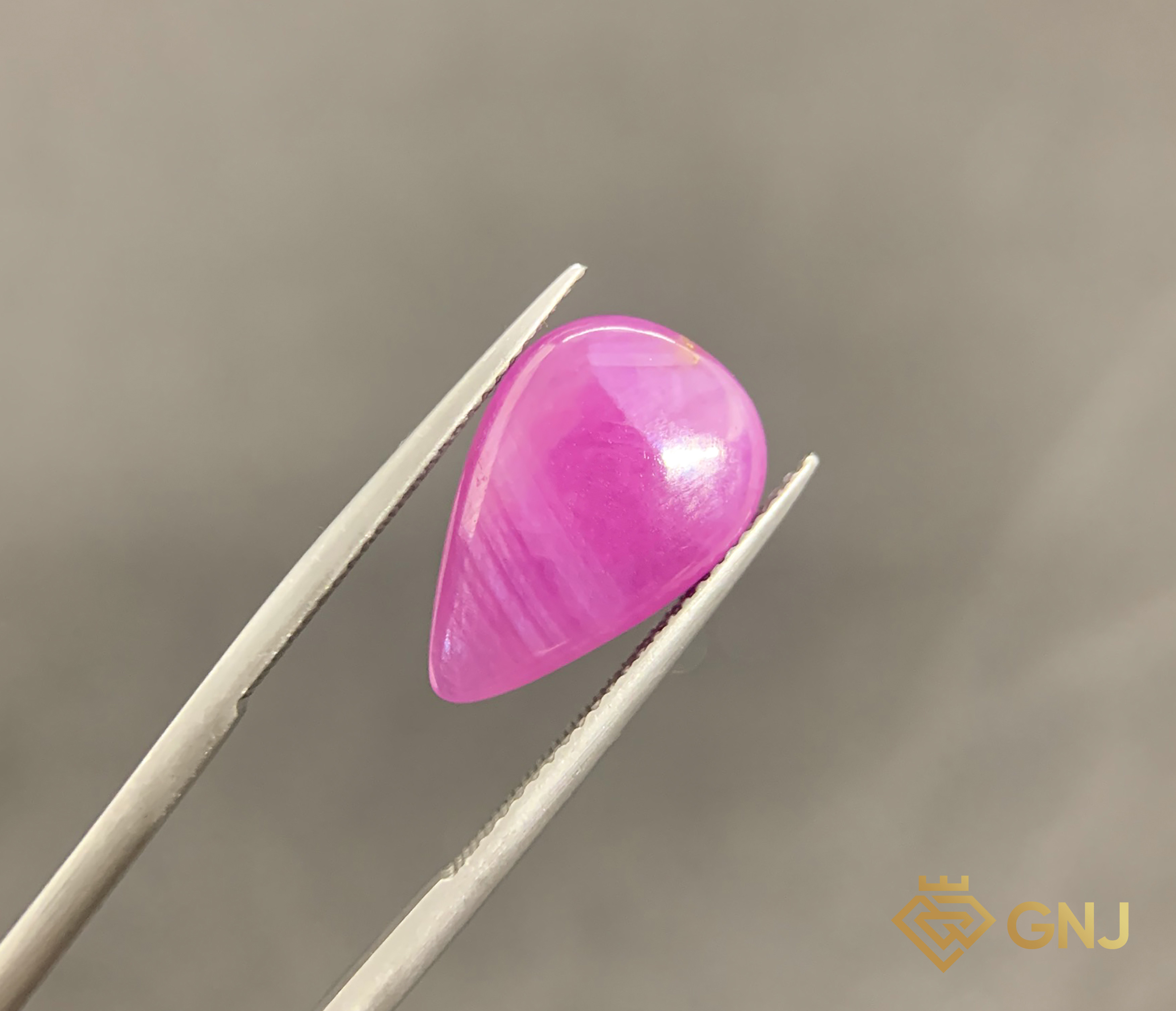 Viên Đá Sapphire Hoa Văn Lục Yên 6.5ct — Cabochon — mặt trước, đá quý tự nhiên có kiểm định GNJ