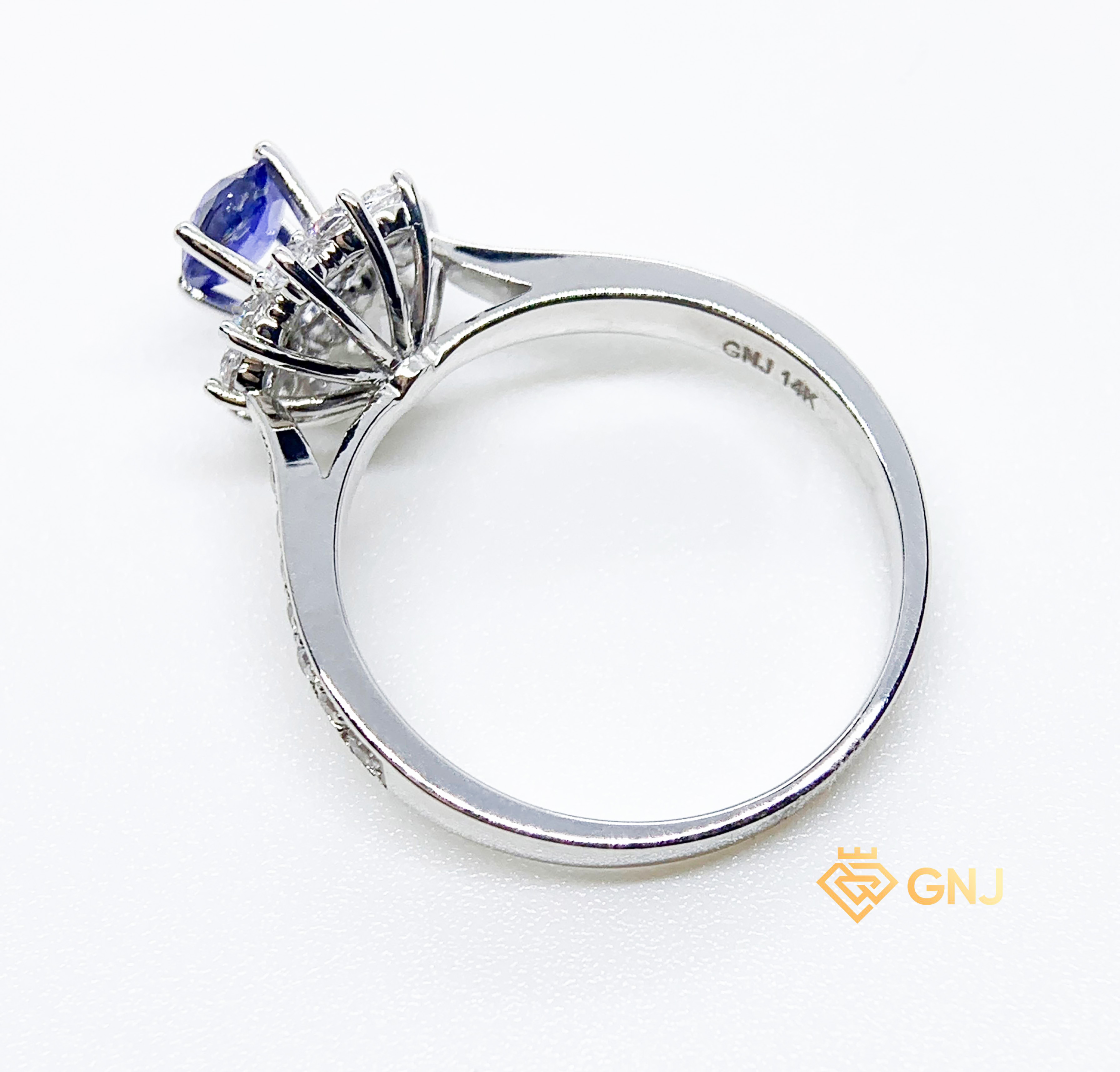 Nhẫn Vàng Trắng 14K Đính Đá Sapphire Thiên Nhiên — mặt bên