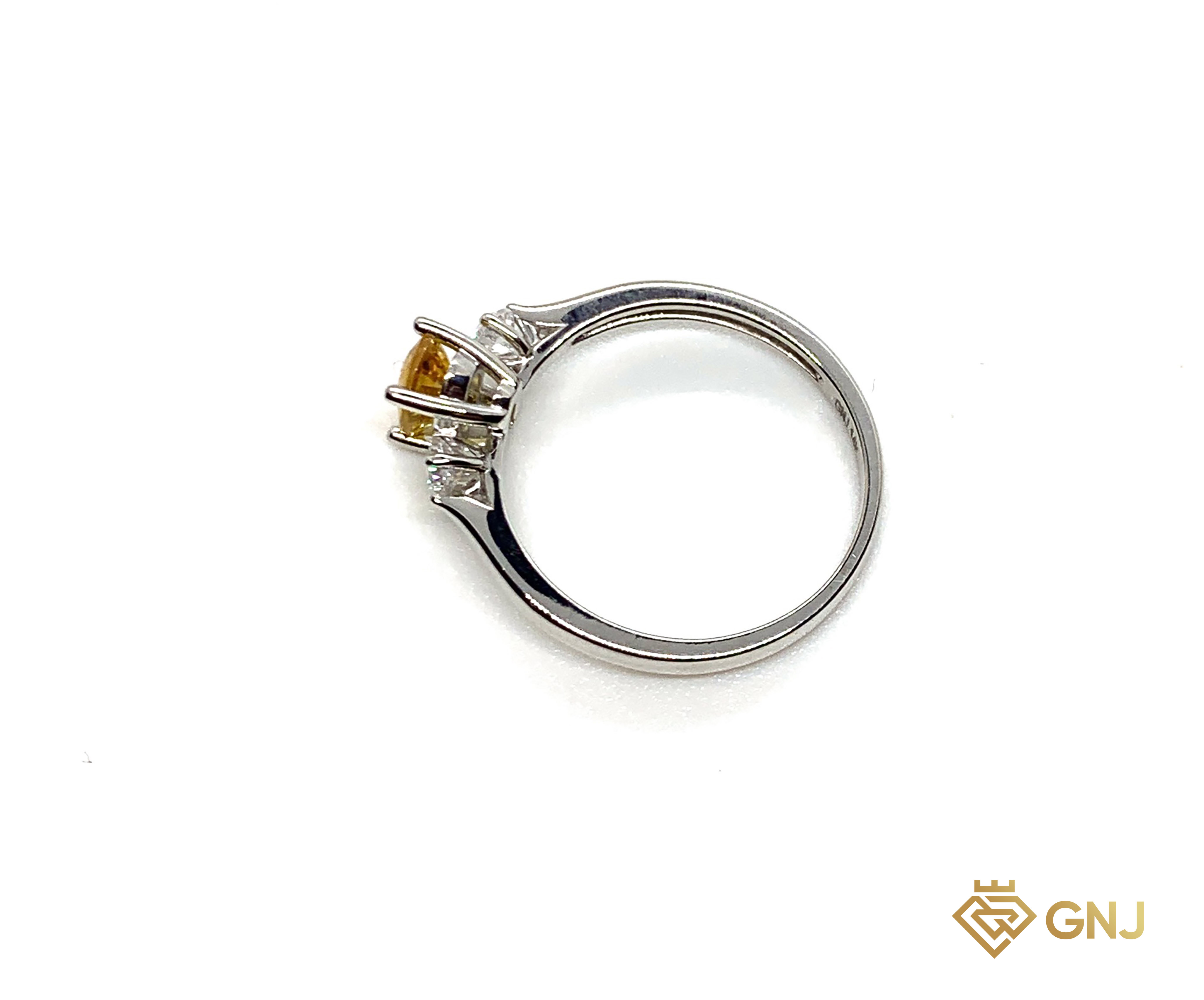 Nhẫn nữ vàng trắng đính đá sapphire vàng thiên nhiên.