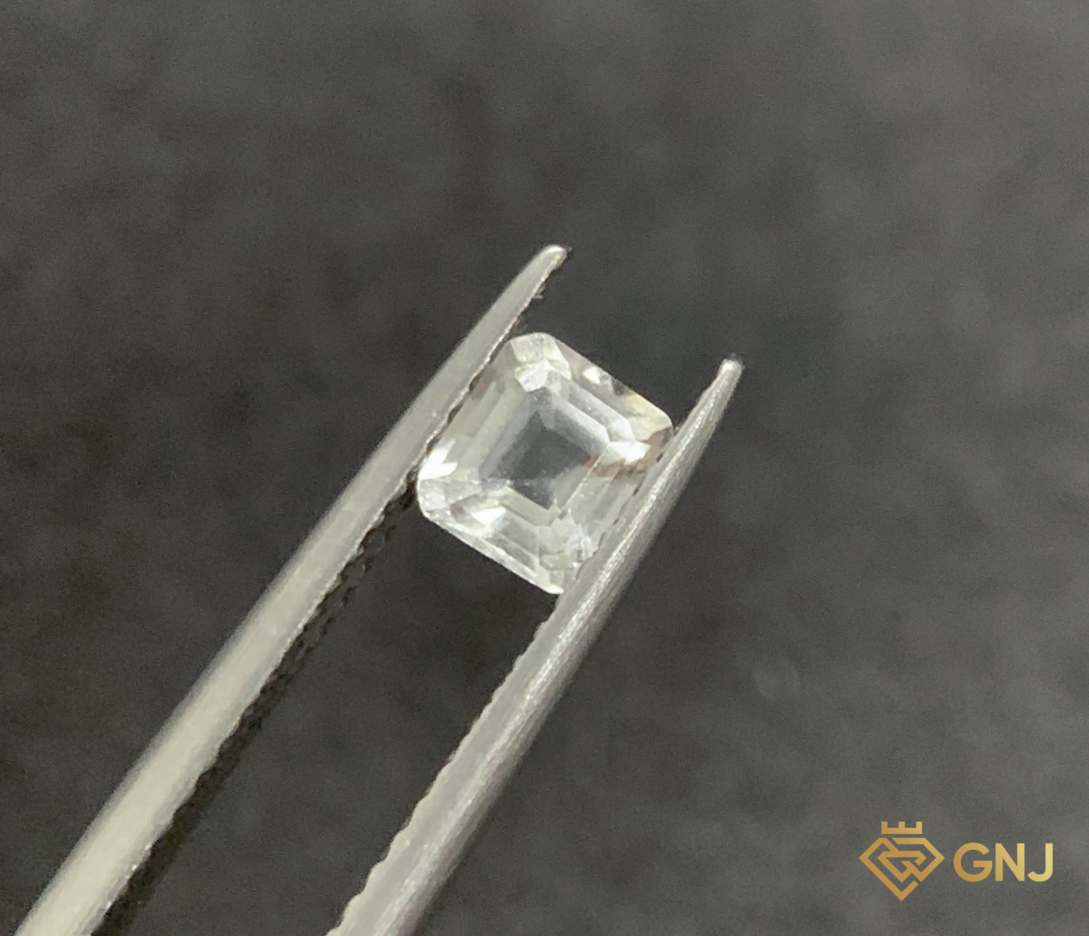 Đá Topaz Tự Nhiên Trắng 0.7ct — mặt trước, đá quý tự nhiên có kiểm định GNJ