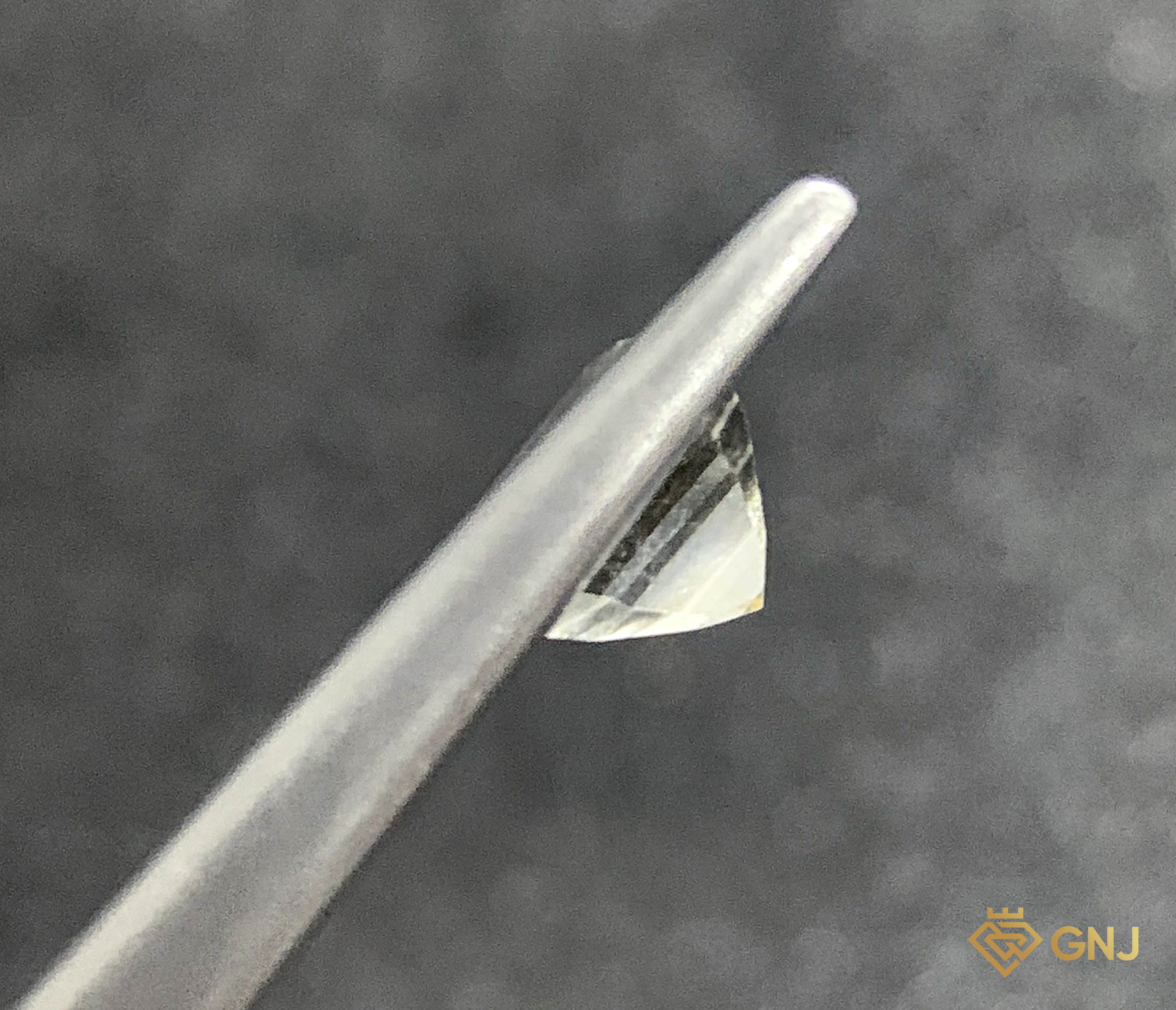 Đá Topaz Tự Nhiên Trắng 0.8ct — mặt bên