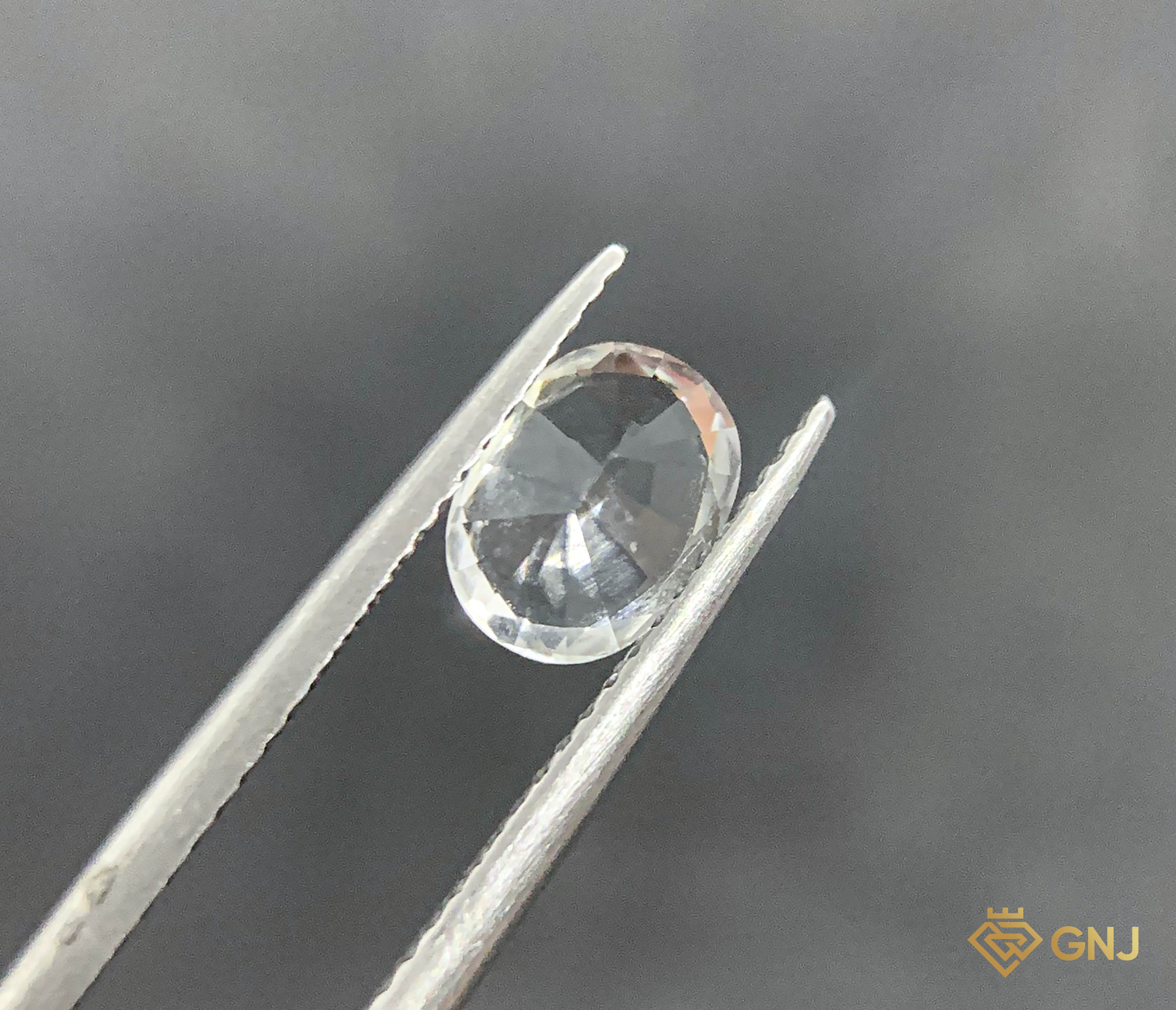 Đá Topaz trắng tự nhiên.
