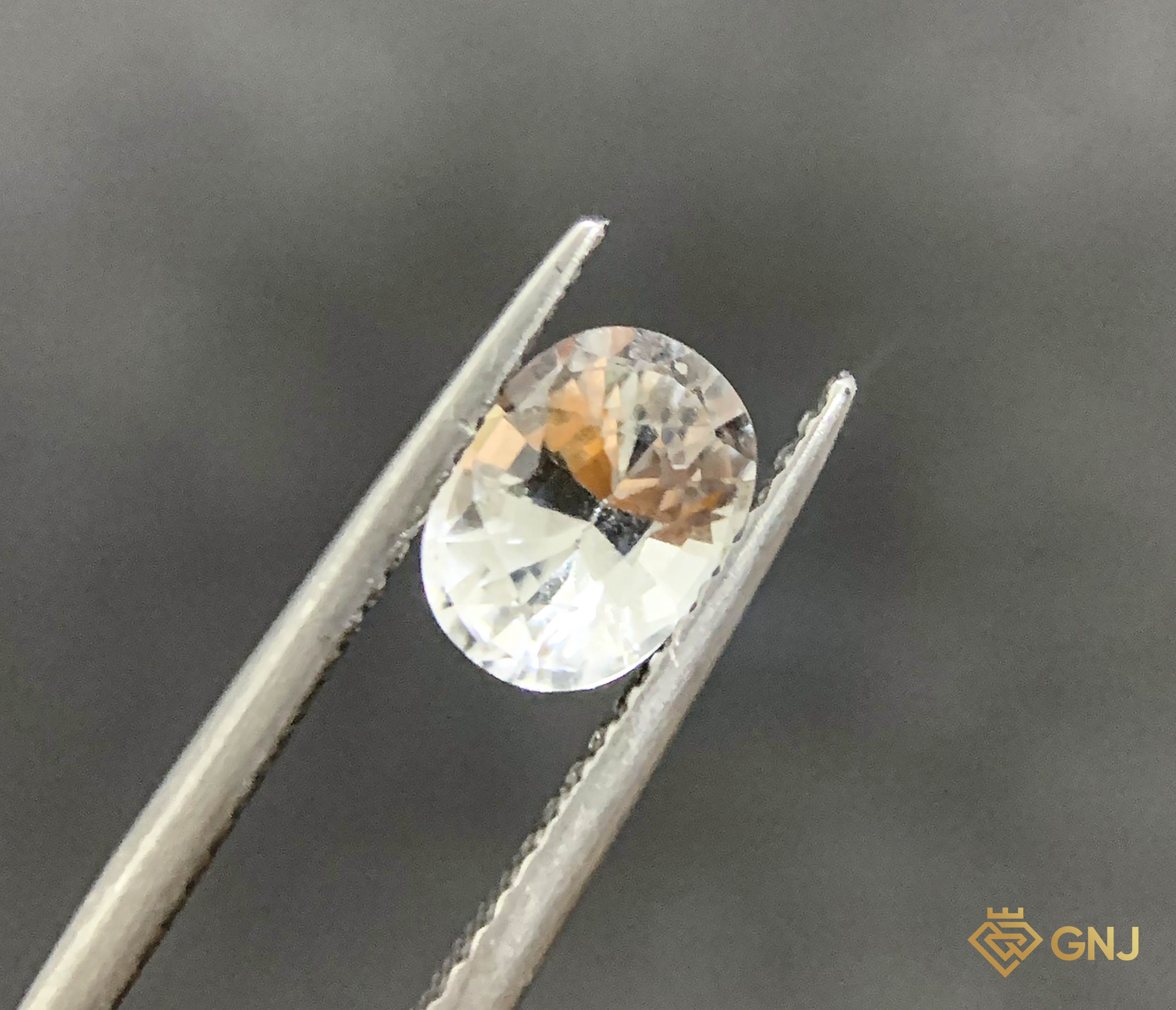 Đá Topaz trắng tự nhiên.