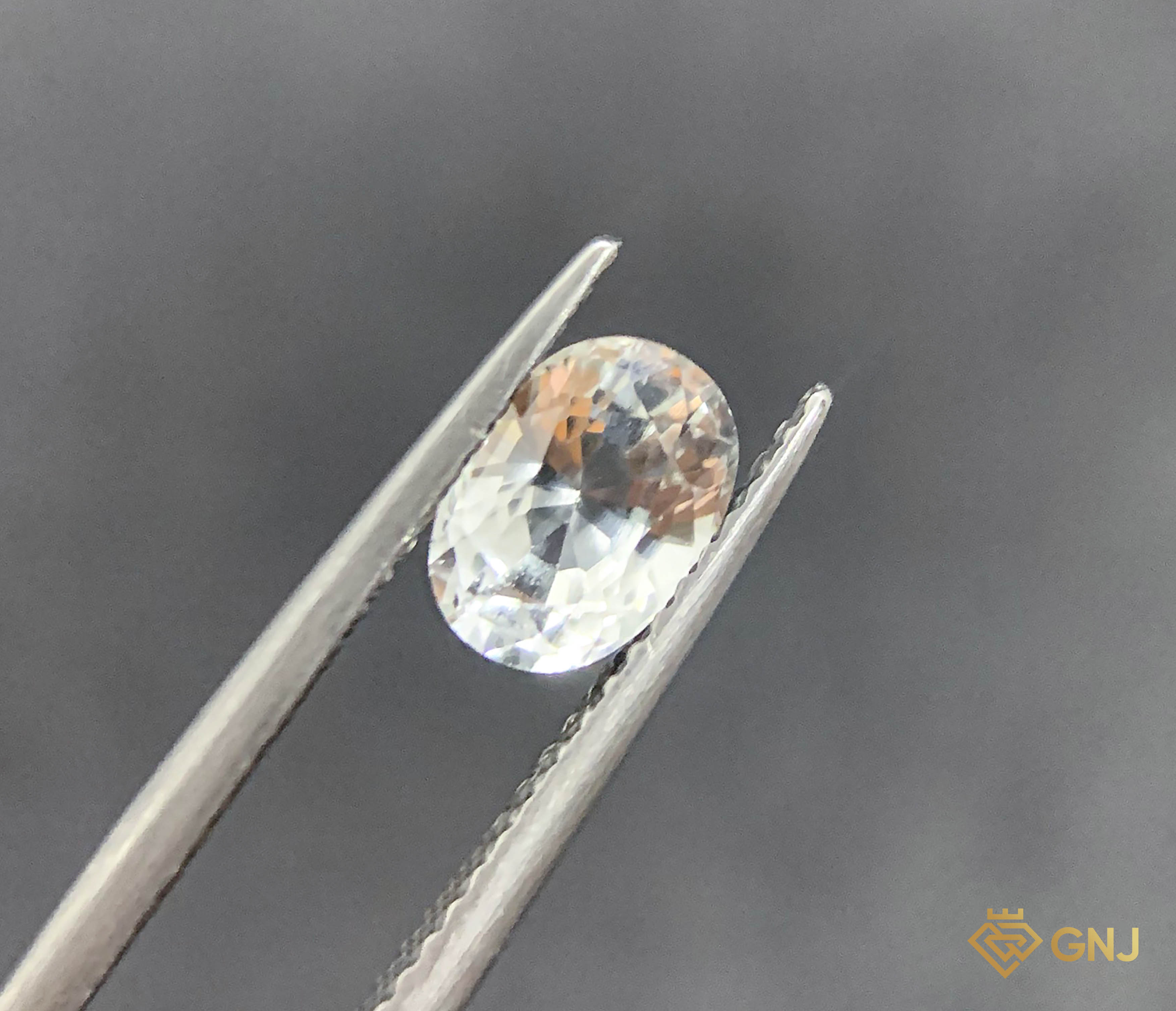 Đá Topaz trắng tự nhiên 1.55ct, đá nên hạn chế với người sinh năm 2003 mệnh Mộc