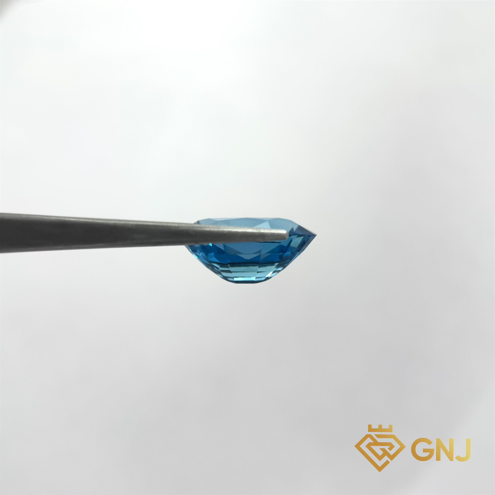 Đá Topaz Xanh Tự Nhiên 9.5ct — mặt bên