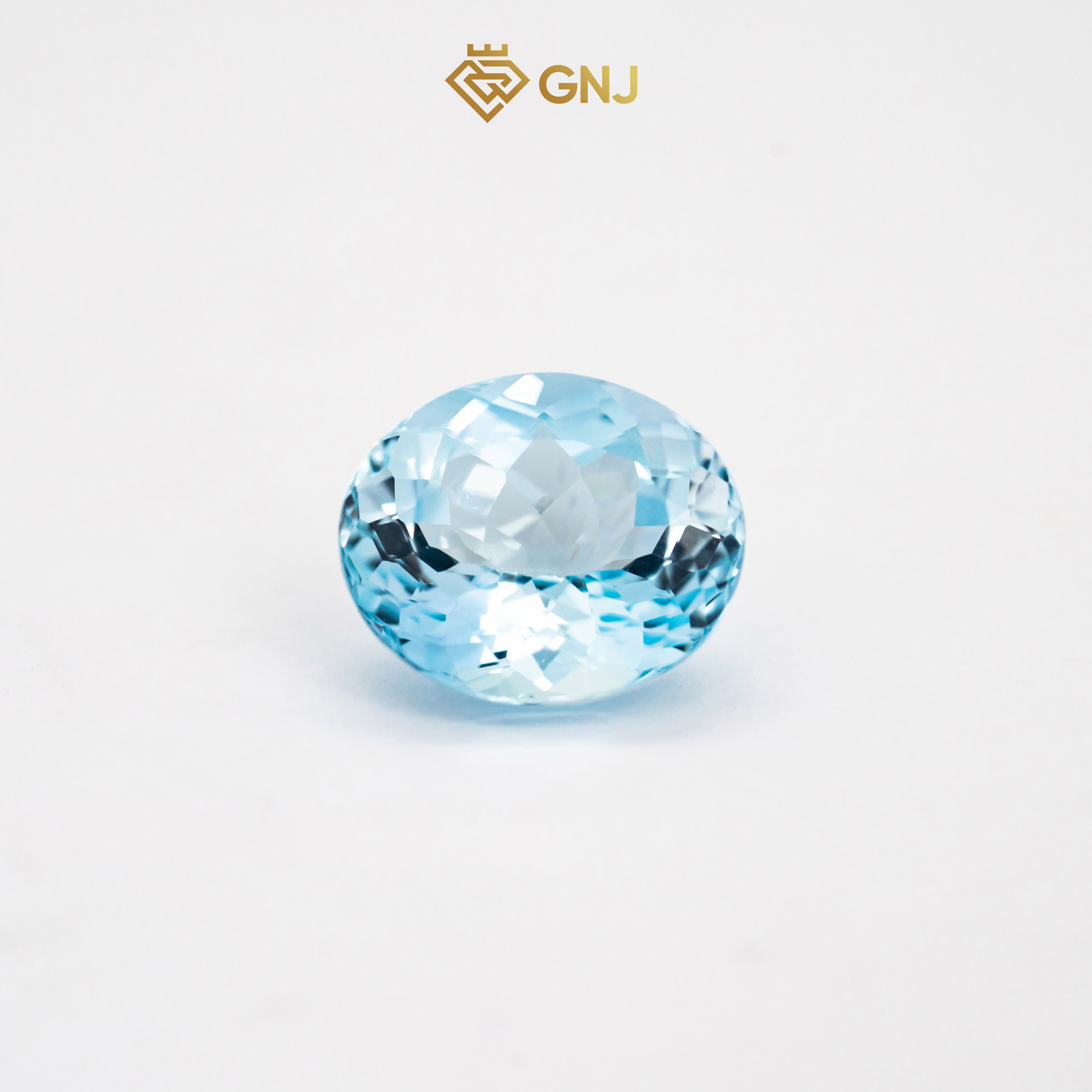 Đá Topaz xanh dương tự nhiên.
