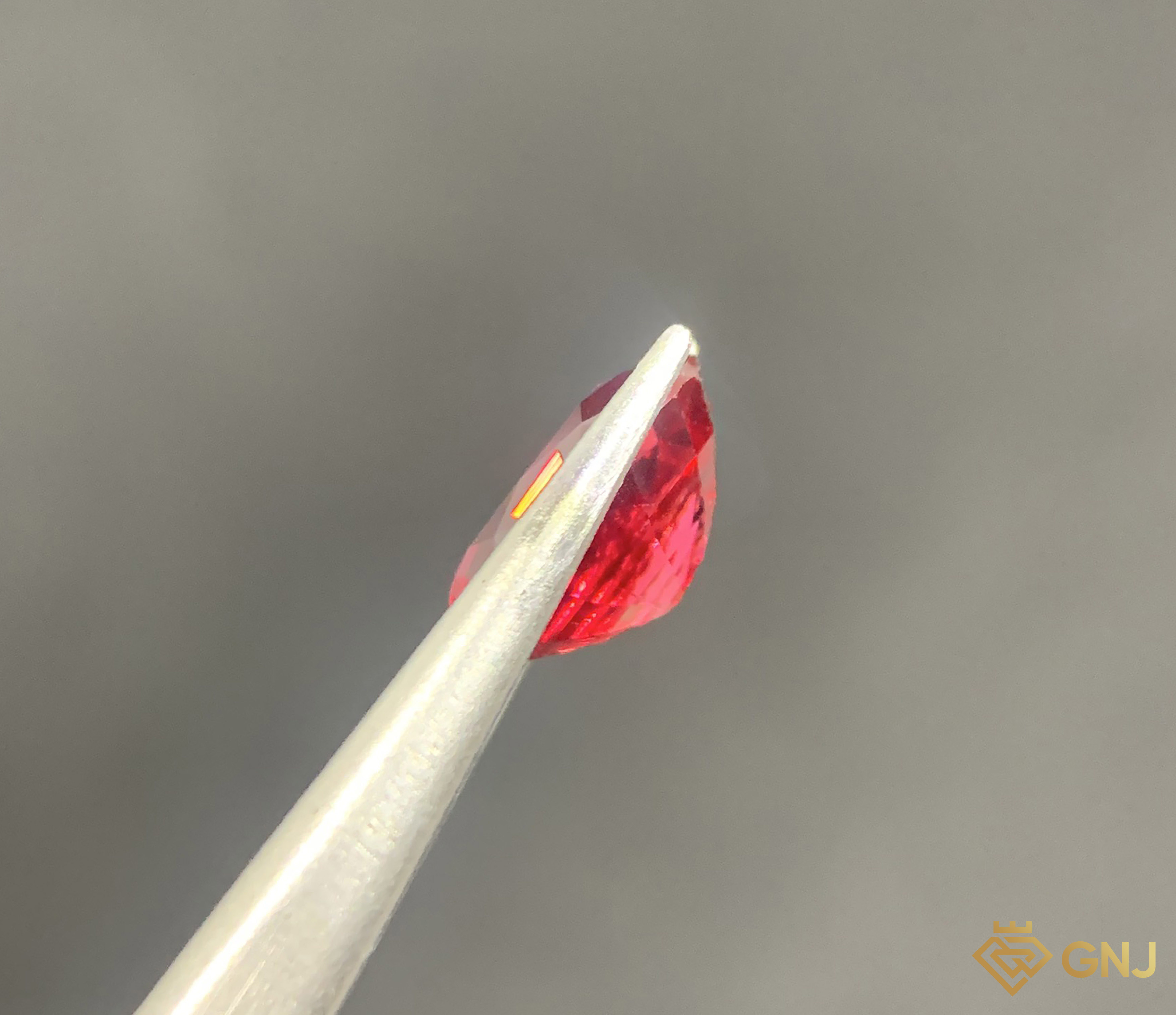 Viên đá Spinel đỏ tự nhiên