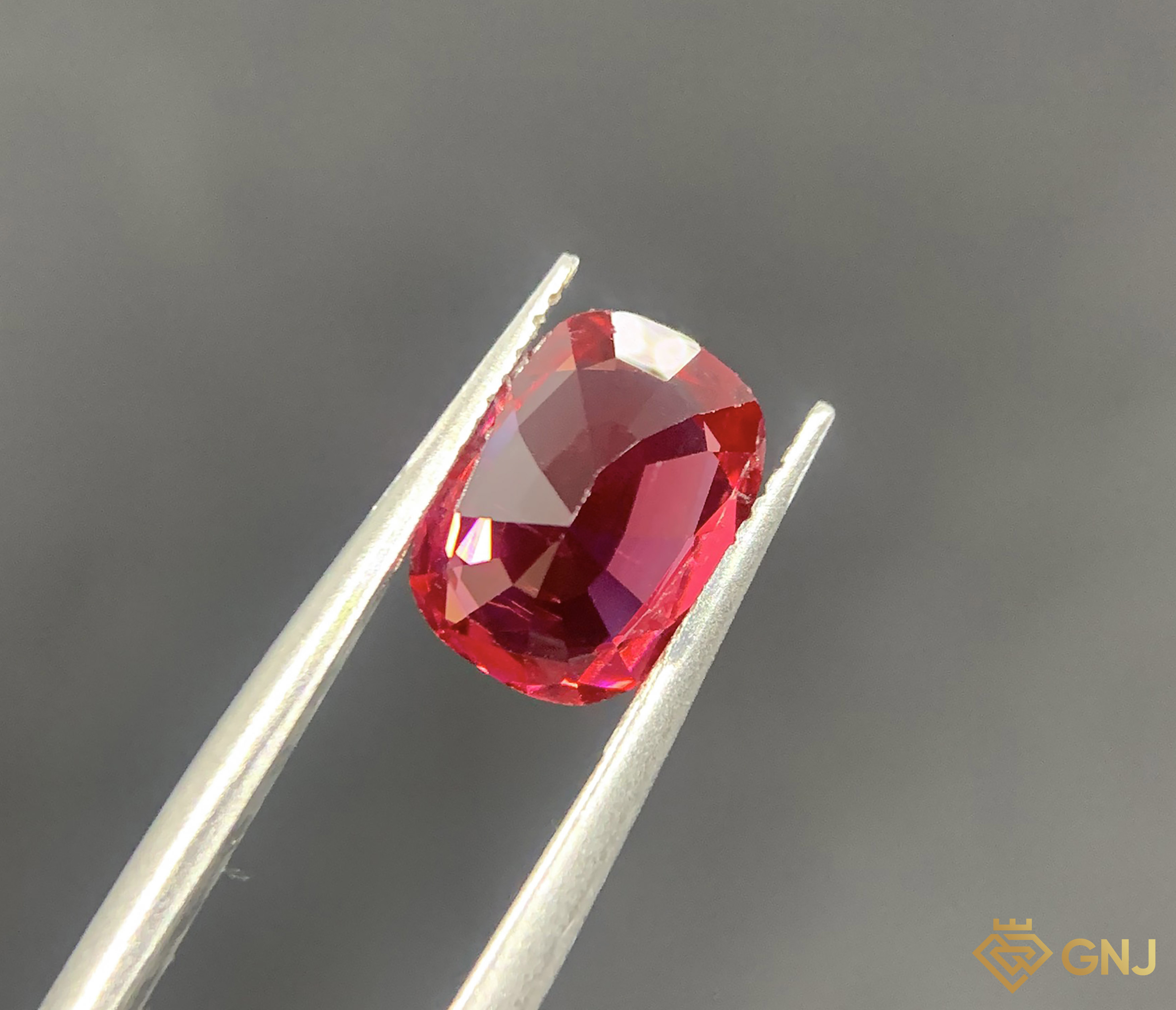 Viên đá Spinel đỏ tự nhiên