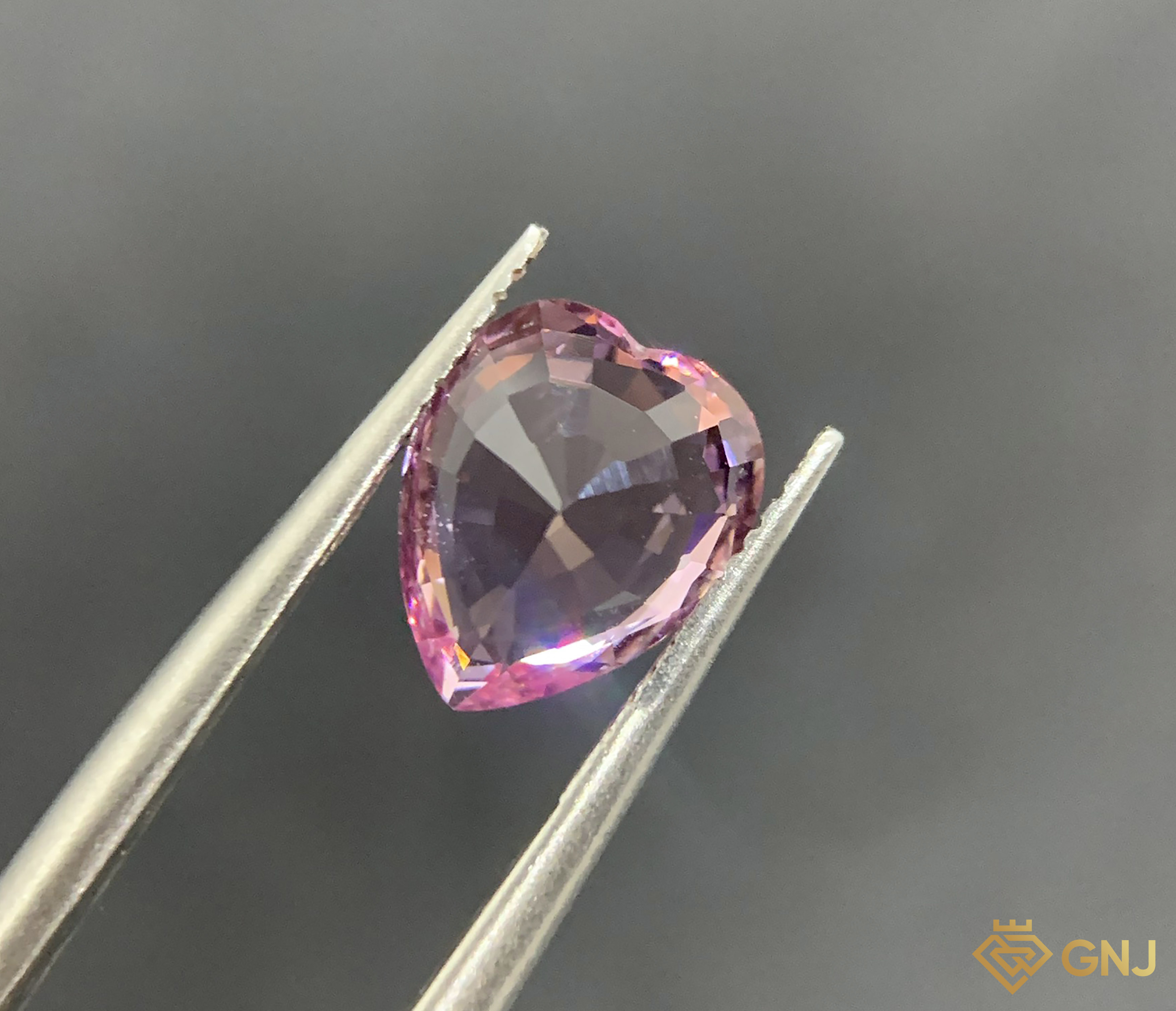 Viên đá Spinel tự nhiên