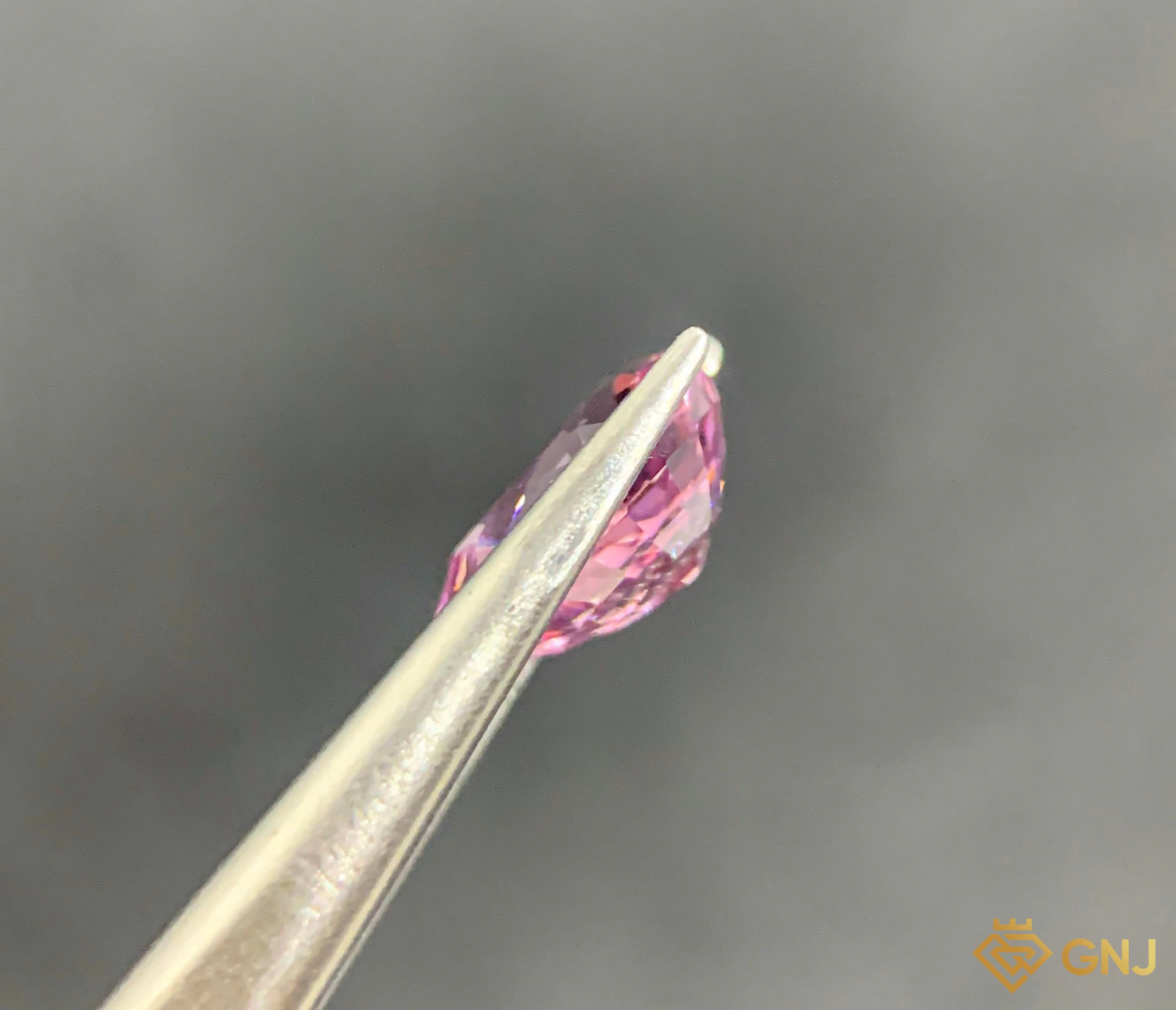 Viên đá Spinel tự nhiên