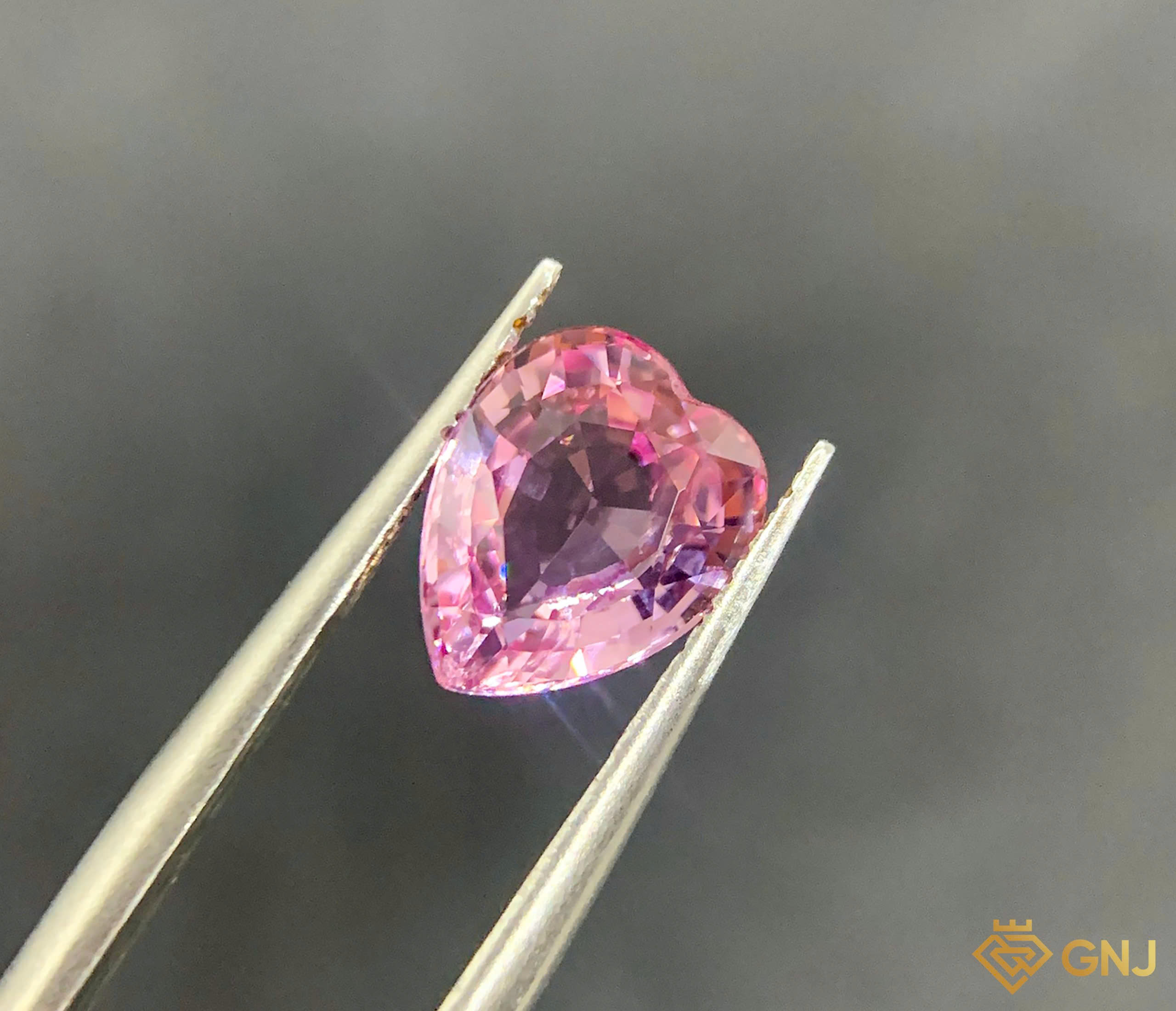 Viên đá Spinel tự nhiên