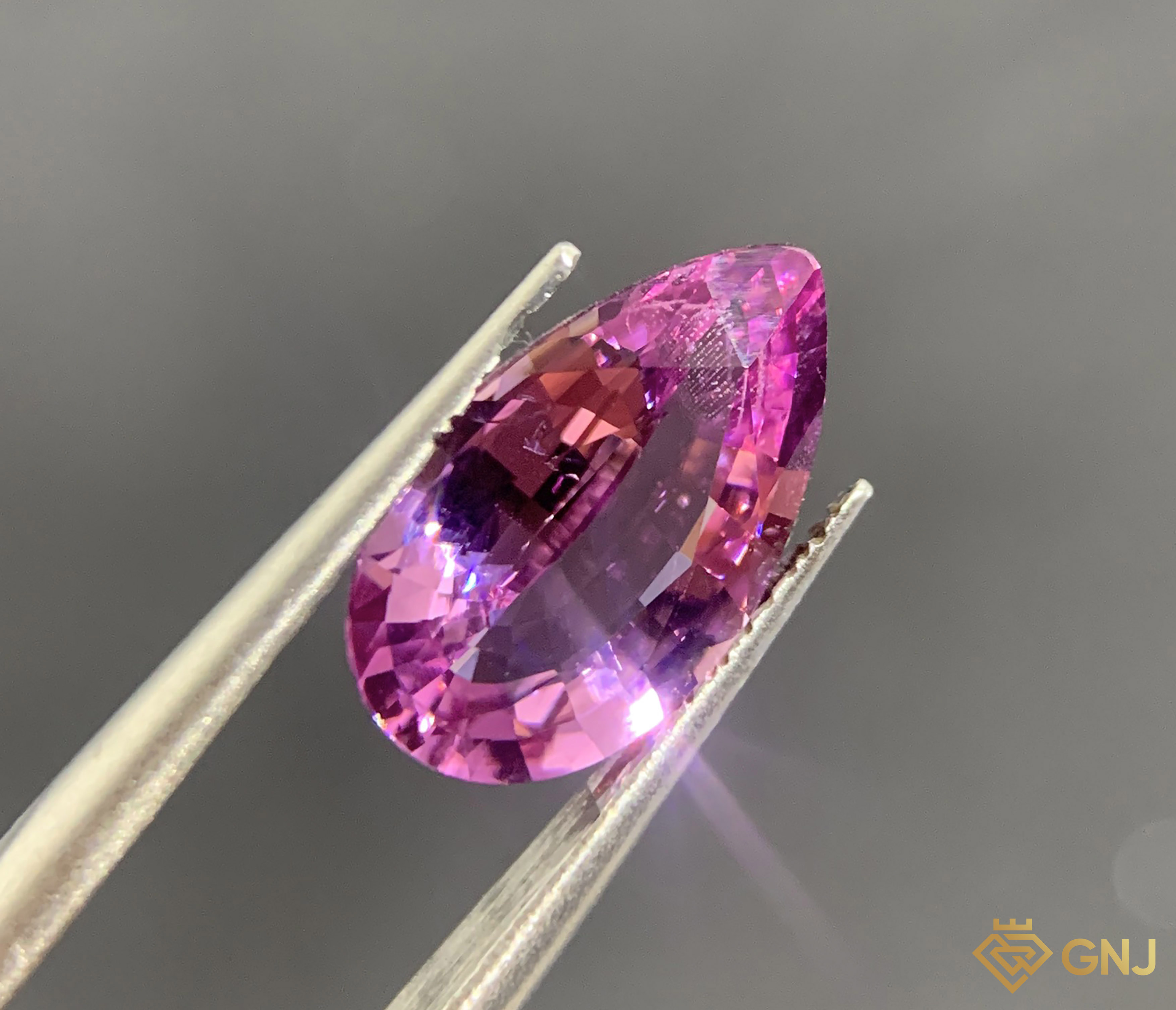 Viên đá Spinel tự nhiên