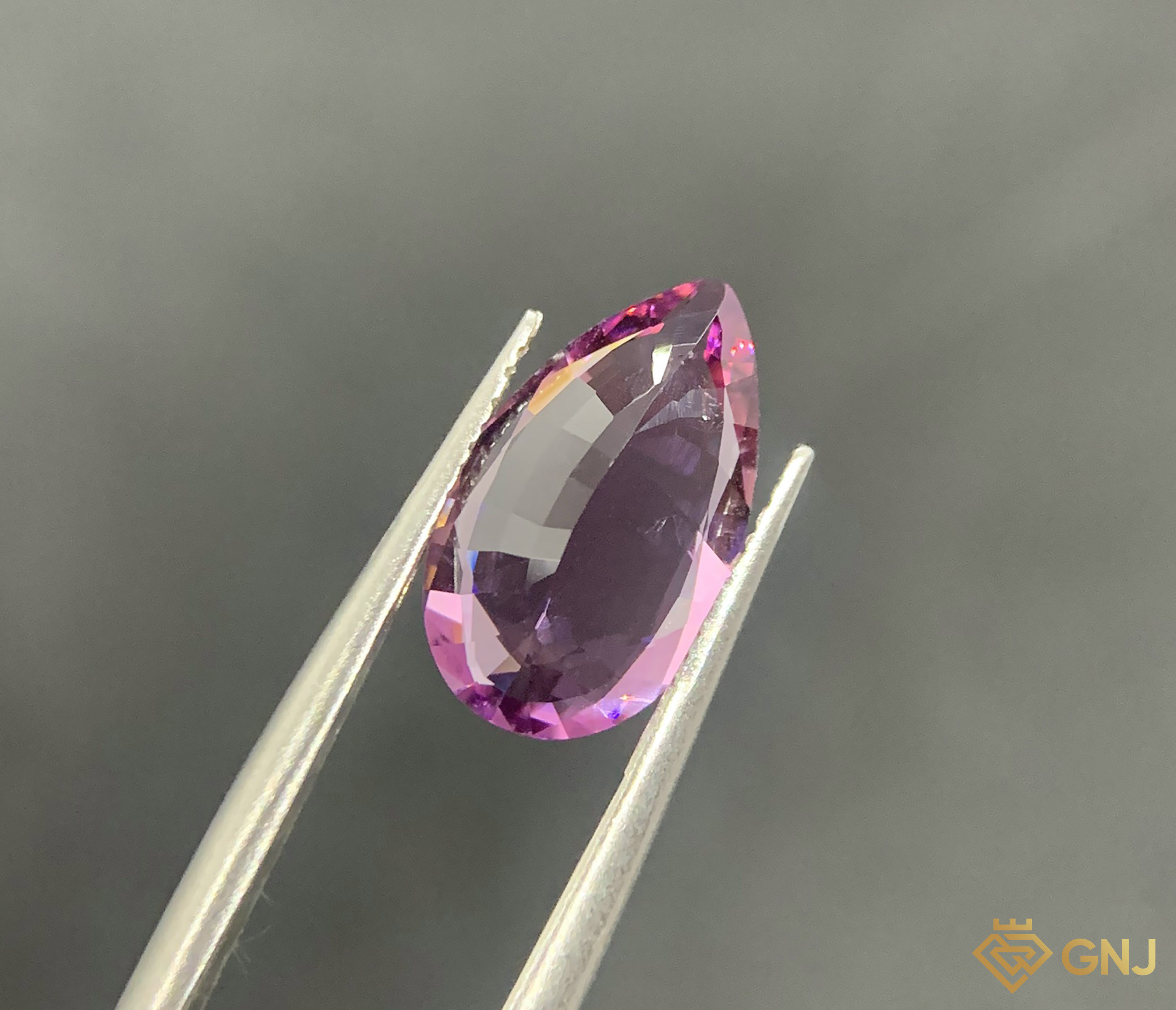 Viên đá Spinel tự nhiên