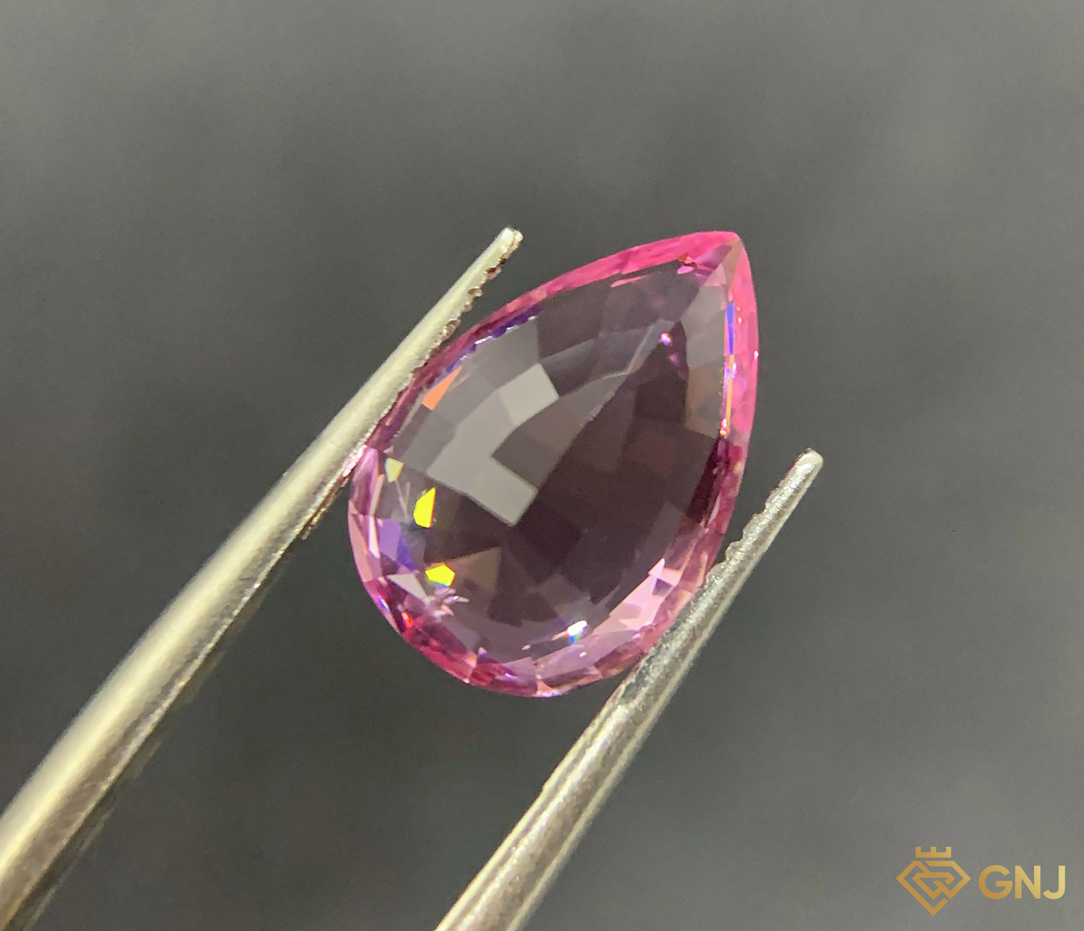 Viên đá Spinel tự nhiên