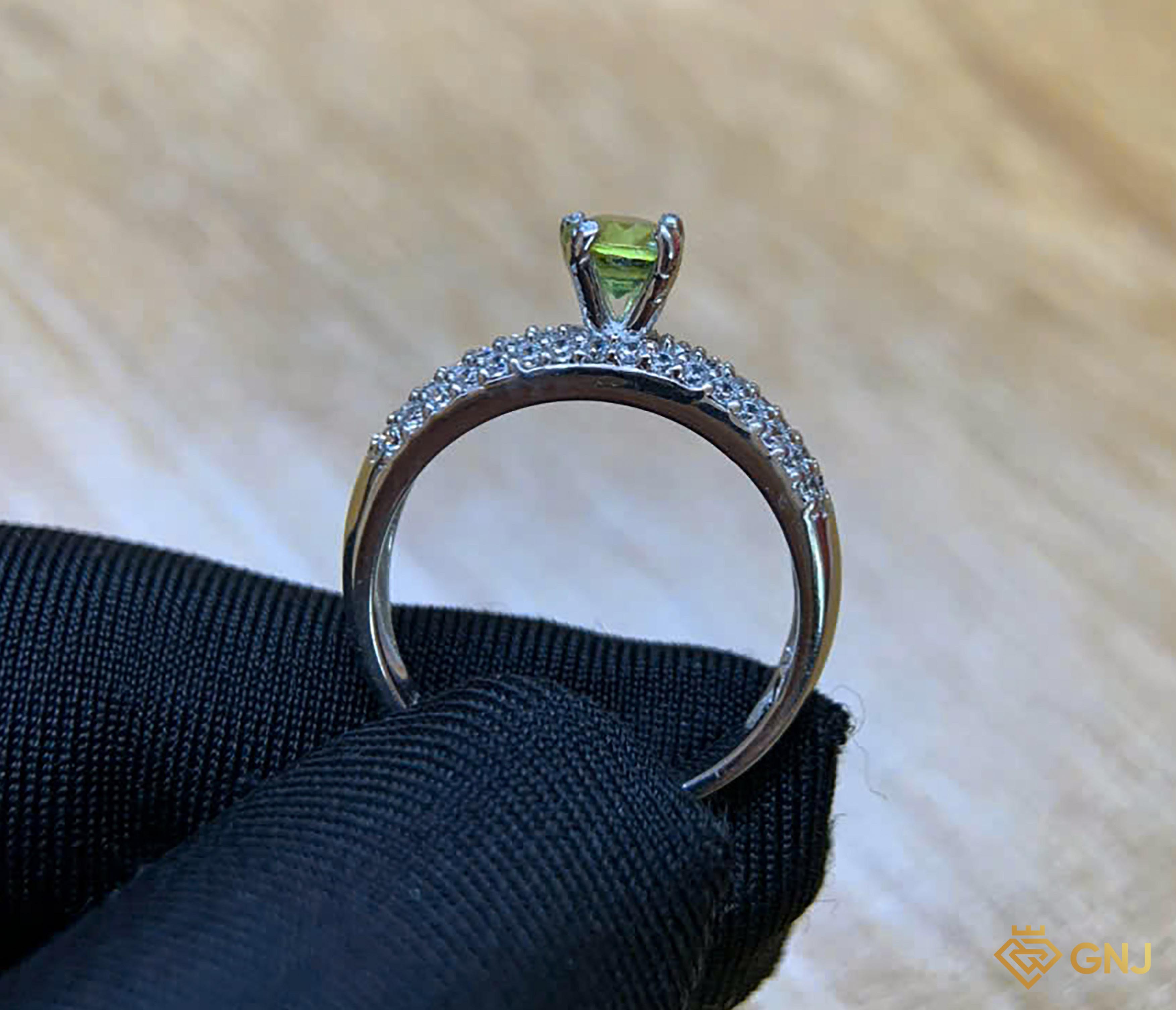 Nhẫn bạc nữ đính đá Peridot tự nhiên