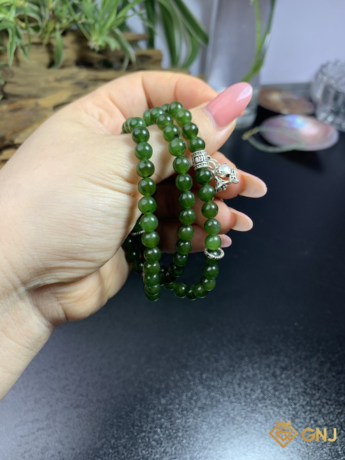 Vòng ngọc bích nephrite quấn ba vòng charm bạc — cận cảnh charm bạc S925, ngọc bích tự nhiên xanh rêu