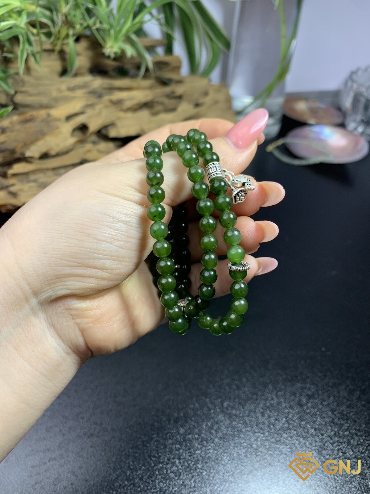 Vòng ngọc bích nephrite quấn ba vòng charm bạc — chi tiết hạt ngọc, ngọc bích tự nhiên xanh rêu