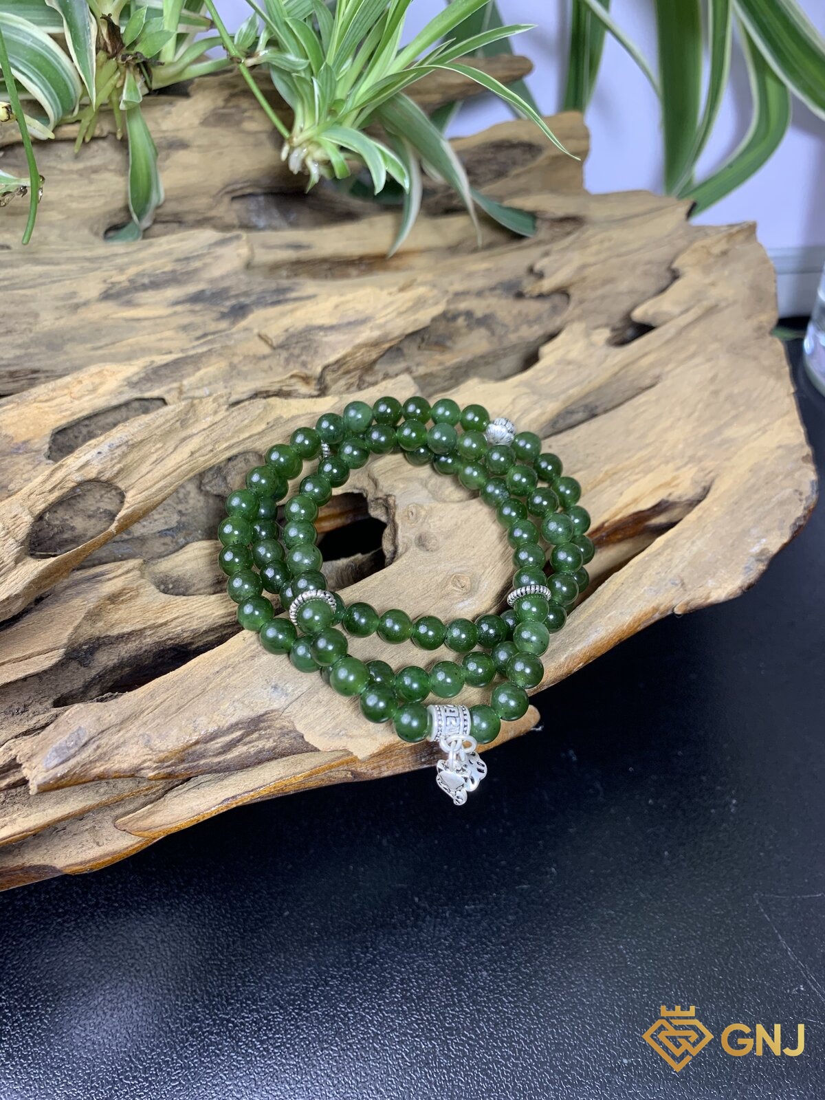 Vòng ngọc bích nephrite quấn ba vòng charm bạc — đeo trên cổ tay, ngọc bích tự nhiên xanh rêu