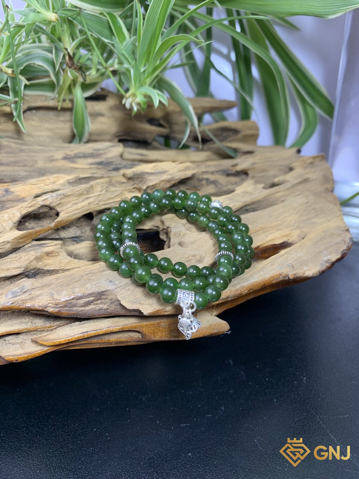 Vòng ngọc bích nephrite quấn ba vòng charm bạc — góc nghiêng, ngọc bích tự nhiên xanh rêu