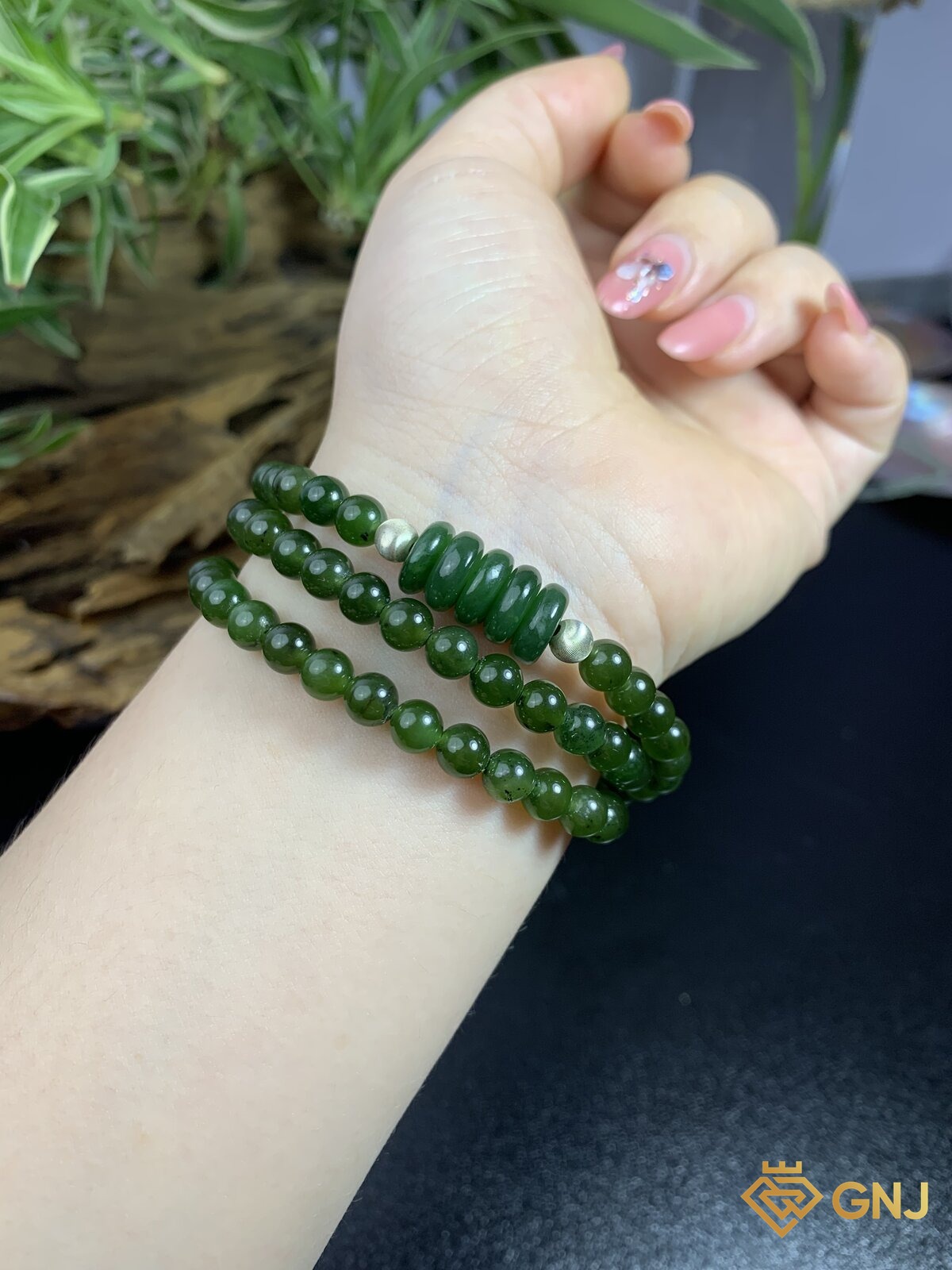 Vòng ngọc bích nephrite quấn vòng charm đồng điếu — cận cảnh charm bạc S925, ngọc bích tự nhiên xanh rêu