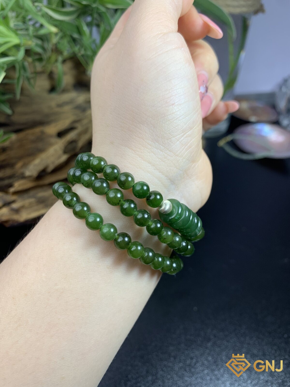 Vòng ngọc bích nephrite quấn vòng charm đồng điếu — chi tiết hạt ngọc, ngọc bích tự nhiên xanh rêu