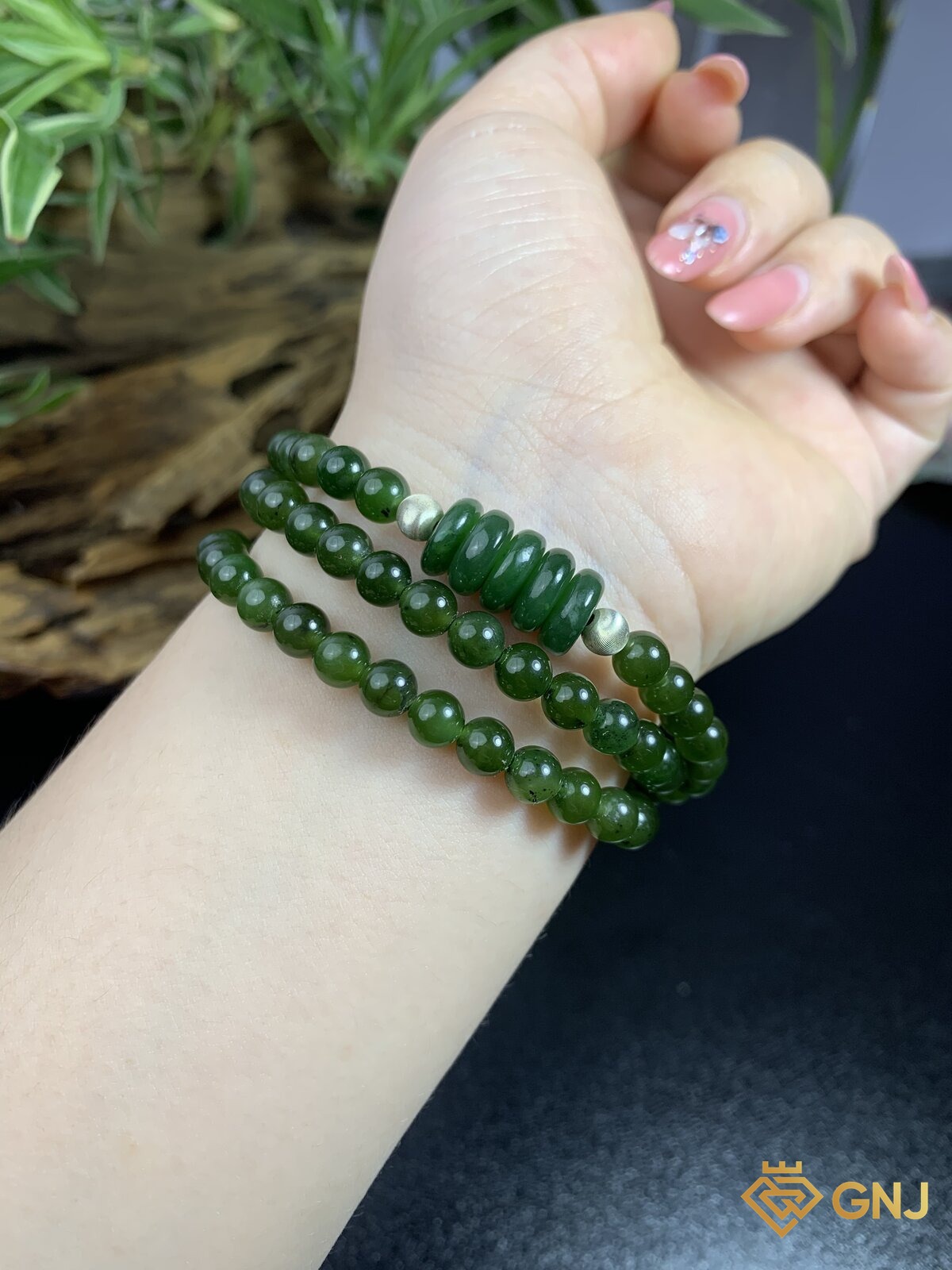 Vòng ngọc bích nephrite quấn vòng charm đồng điếu — góc nghiêng, ngọc bích tự nhiên xanh rêu