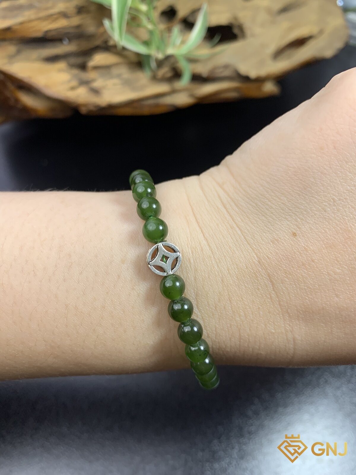 Vòng tay ngọc bích nephrite charm đồng tiền — cận cảnh charm bạc S925 hình đồng tiền cổ trên cổ tay