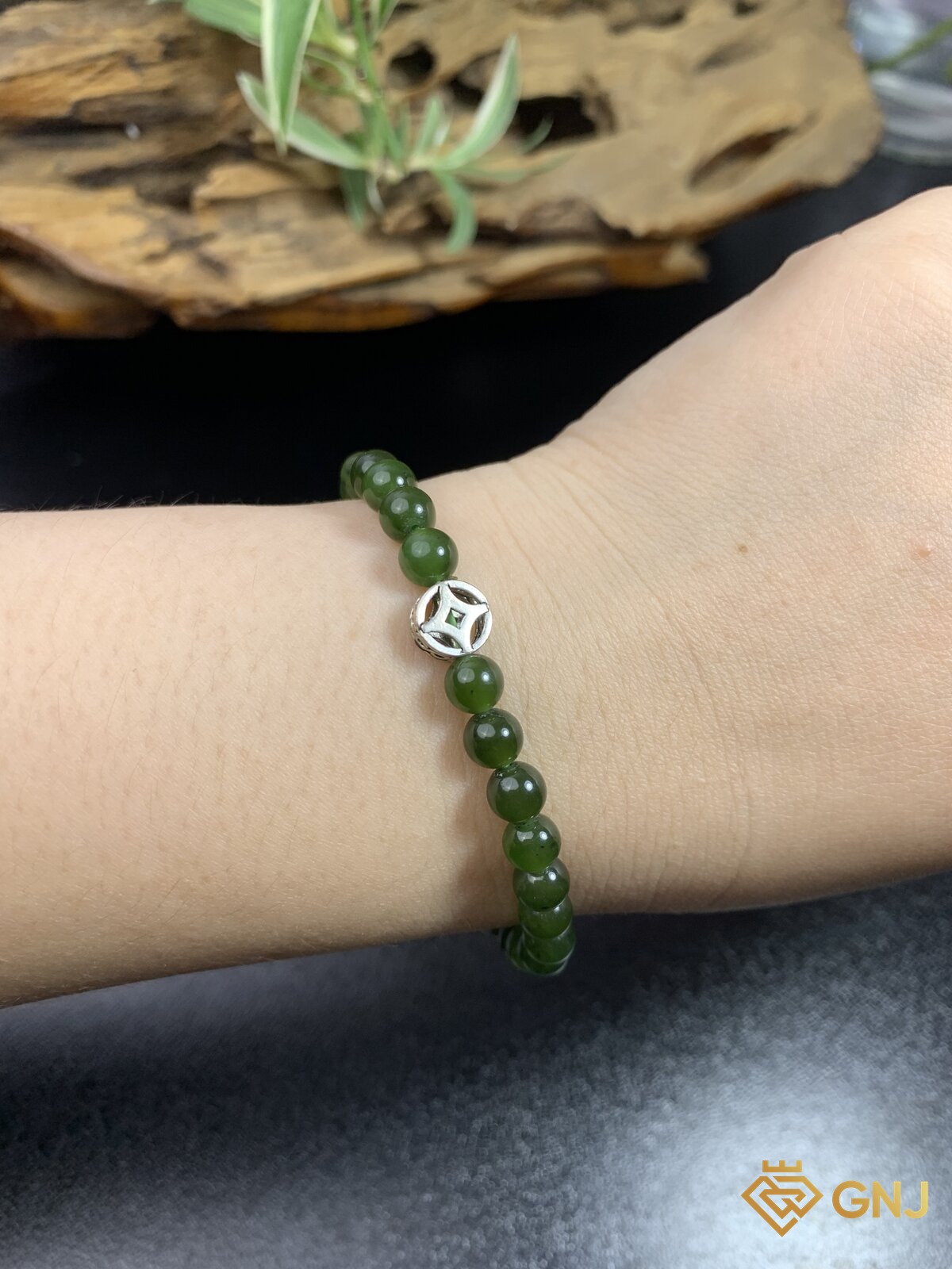 Vòng tay ngọc bích nephrite — cận cảnh hạt ngọc xanh rêu 6,1mm và hạt bạc chạm hoa văn