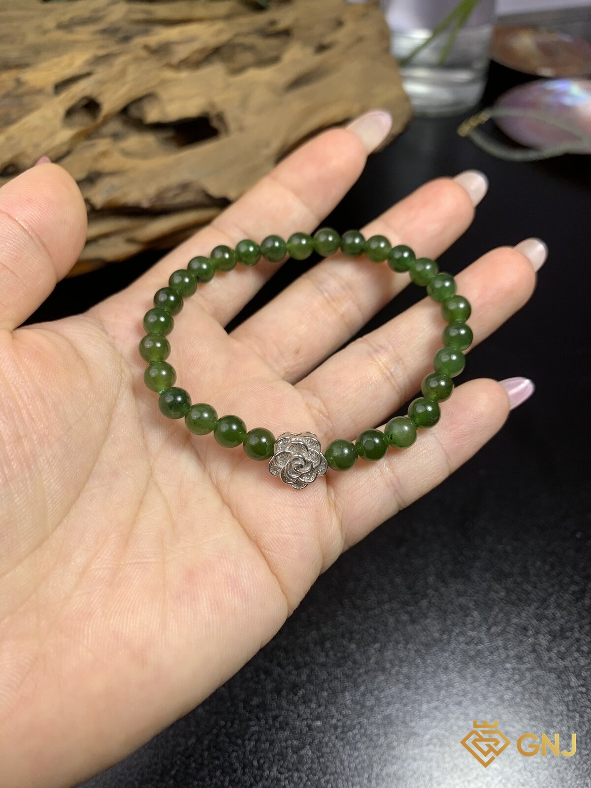 Vòng tay ngọc bích nephrite charm hoa bạc — cận cảnh charm bạc S925, ngọc bích tự nhiên xanh rêu