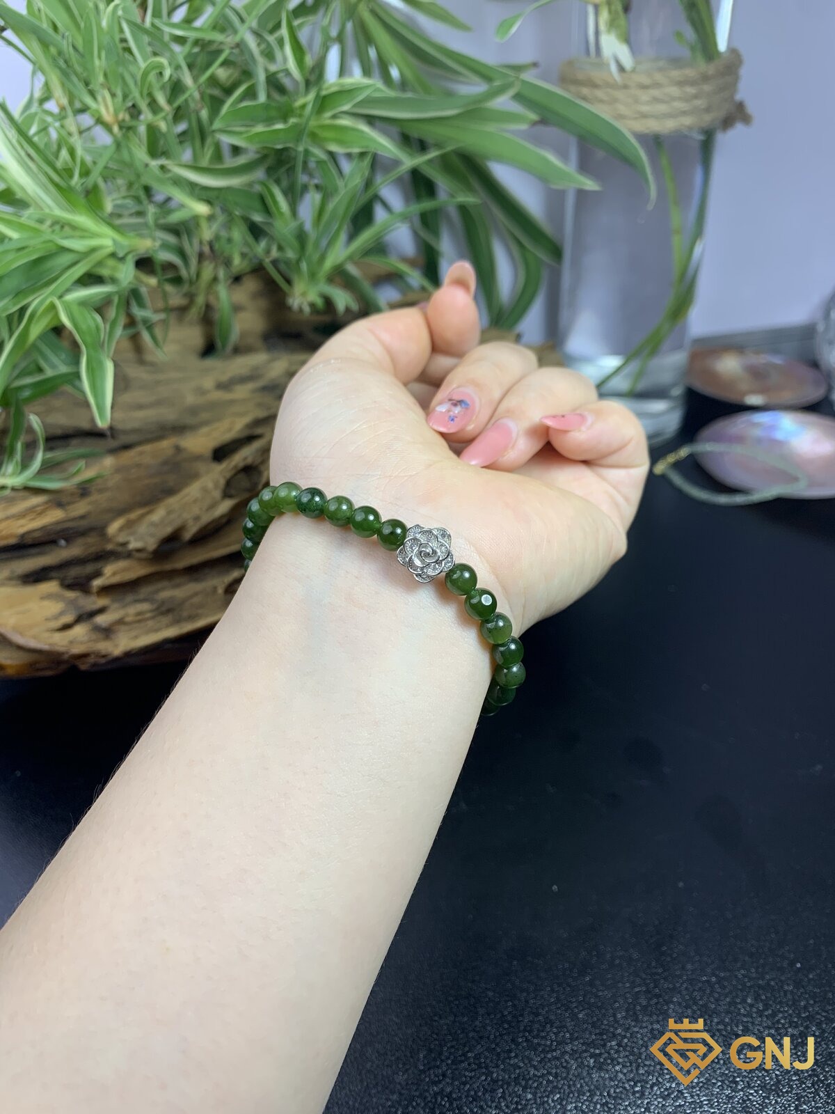 Vòng tay ngọc bích nephrite charm hoa bạc — chi tiết hạt ngọc, ngọc bích tự nhiên xanh rêu