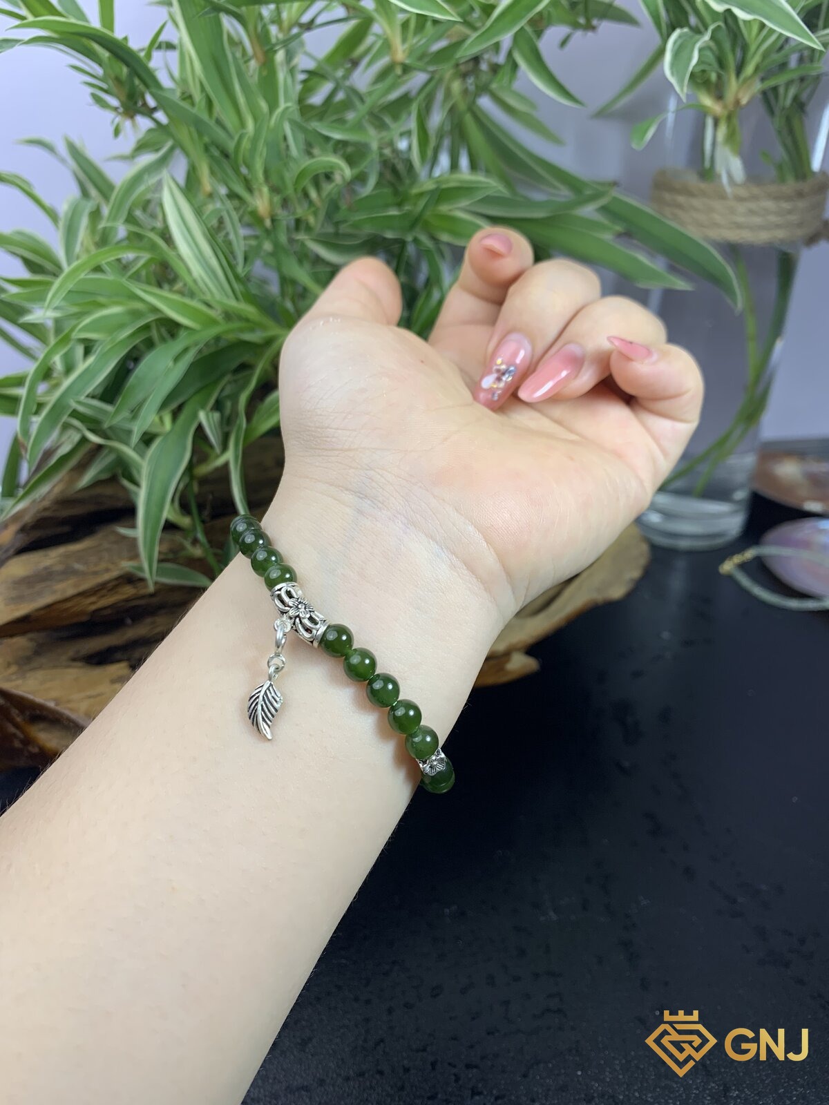 Vòng tay ngọc bích nephrite charm lá bạc S925 — cận cảnh charm bạc S925, ngọc bích tự nhiên xanh rêu