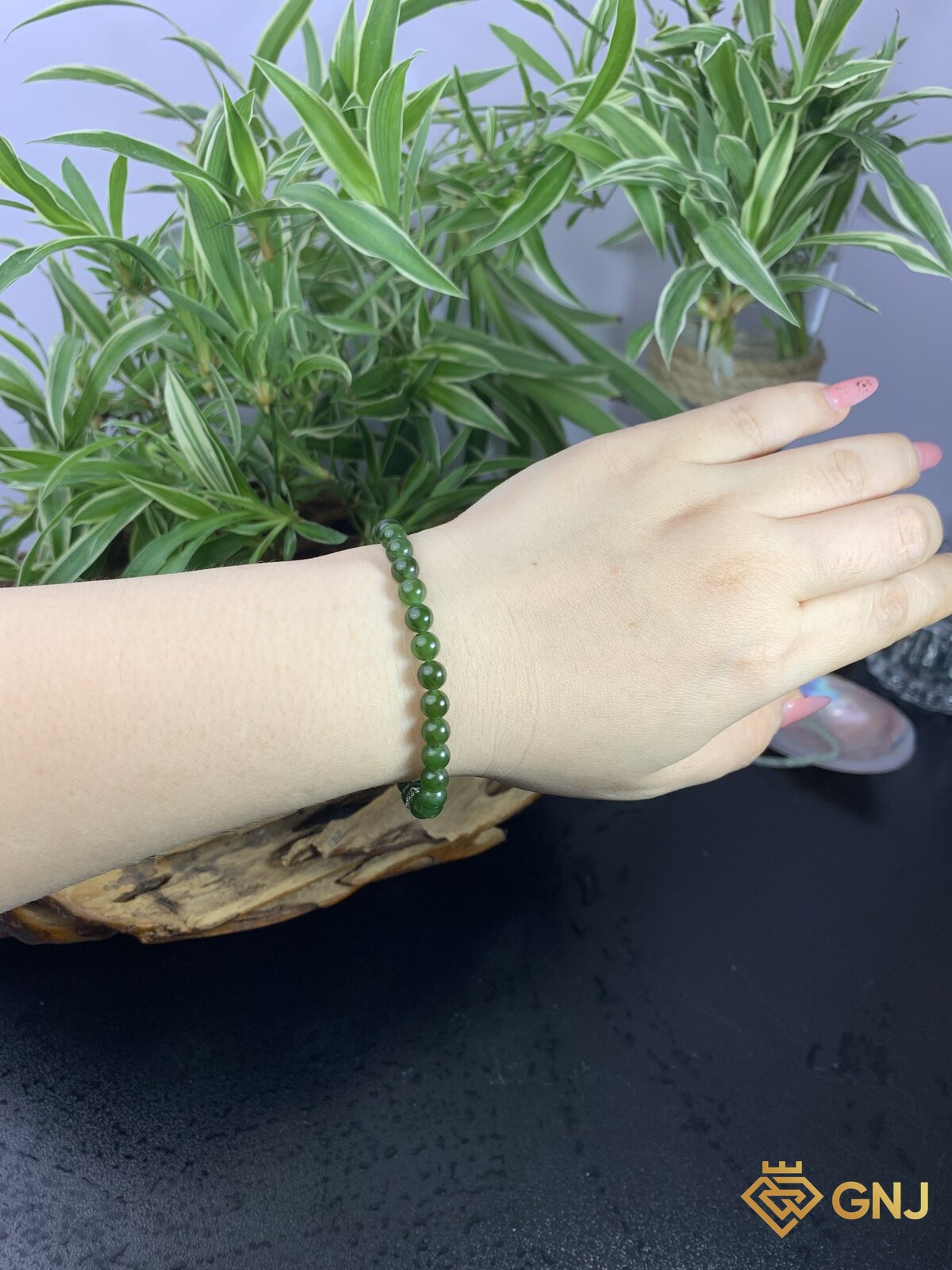 Vòng tay ngọc bích nephrite charm lá bạc S925 — chi tiết hạt ngọc, ngọc bích tự nhiên xanh rêu