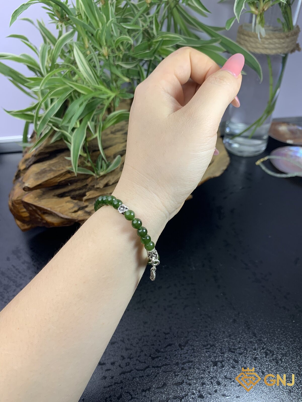 Vòng tay ngọc bích nephrite charm lá bạc S925 — góc nghiêng, ngọc bích tự nhiên xanh rêu