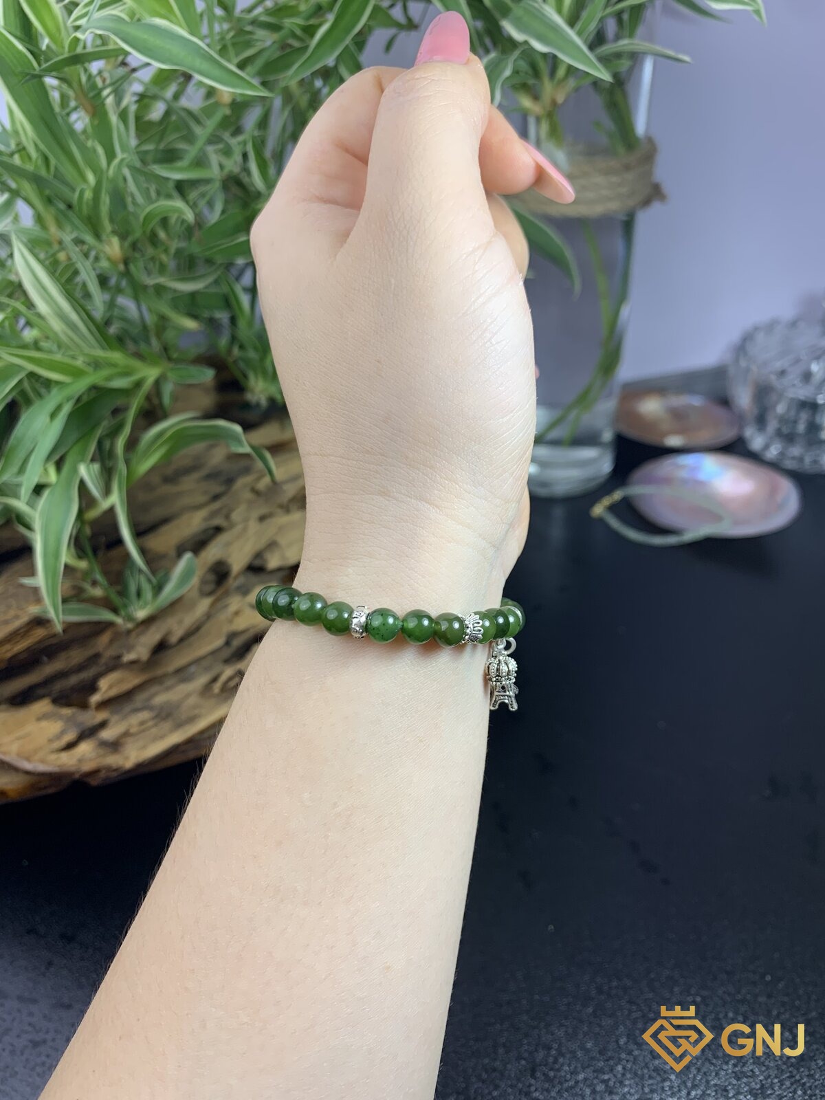 Vòng tay ngọc bích nephrite charm tháp Eiffel — cận cảnh charm bạc S925, ngọc bích tự nhiên xanh rêu