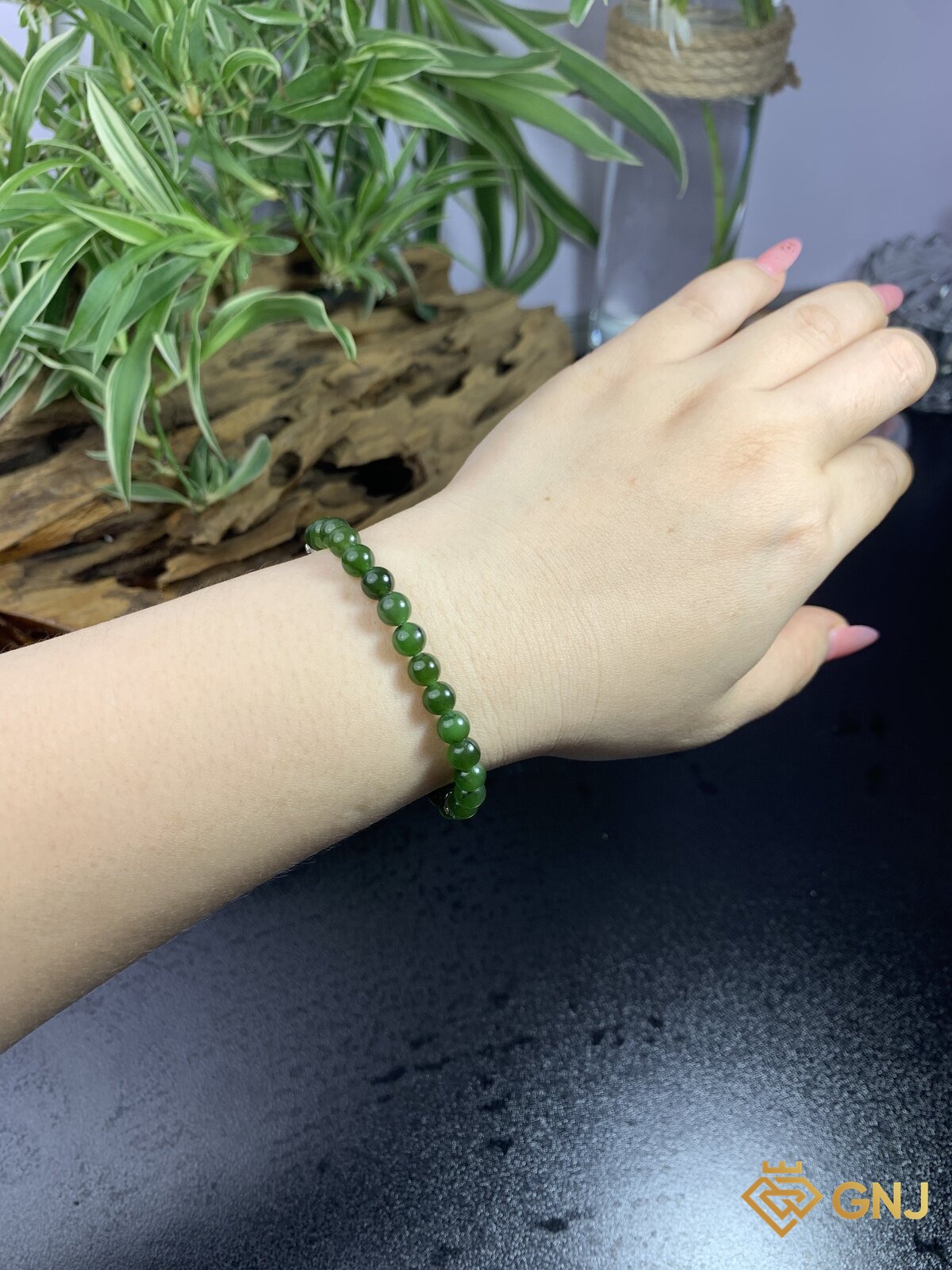 Vòng tay ngọc bích nephrite charm tháp Eiffel — chi tiết hạt ngọc, ngọc bích tự nhiên xanh rêu