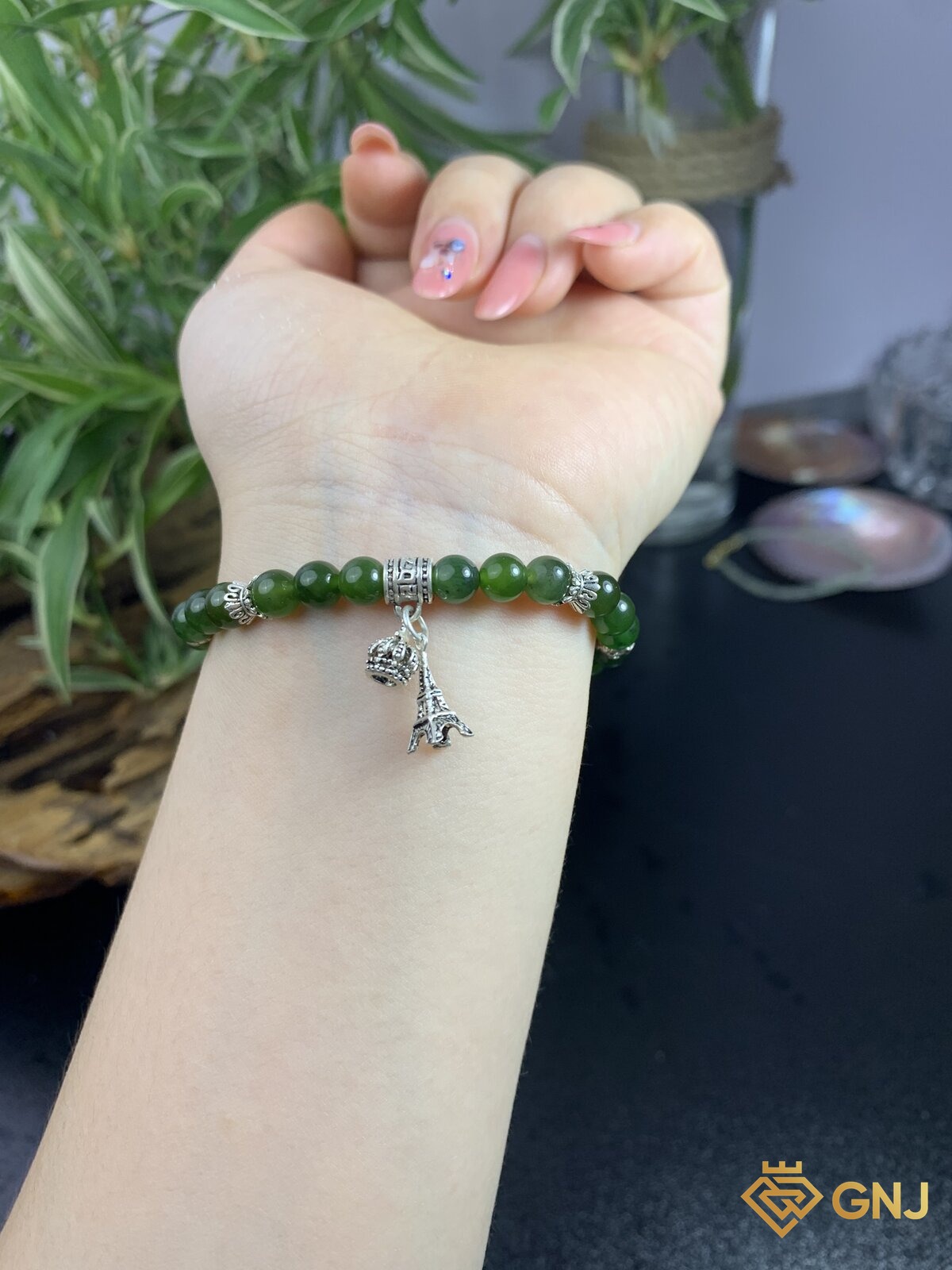 Vòng tay ngọc bích nephrite charm tháp Eiffel — góc nghiêng, ngọc bích tự nhiên xanh rêu