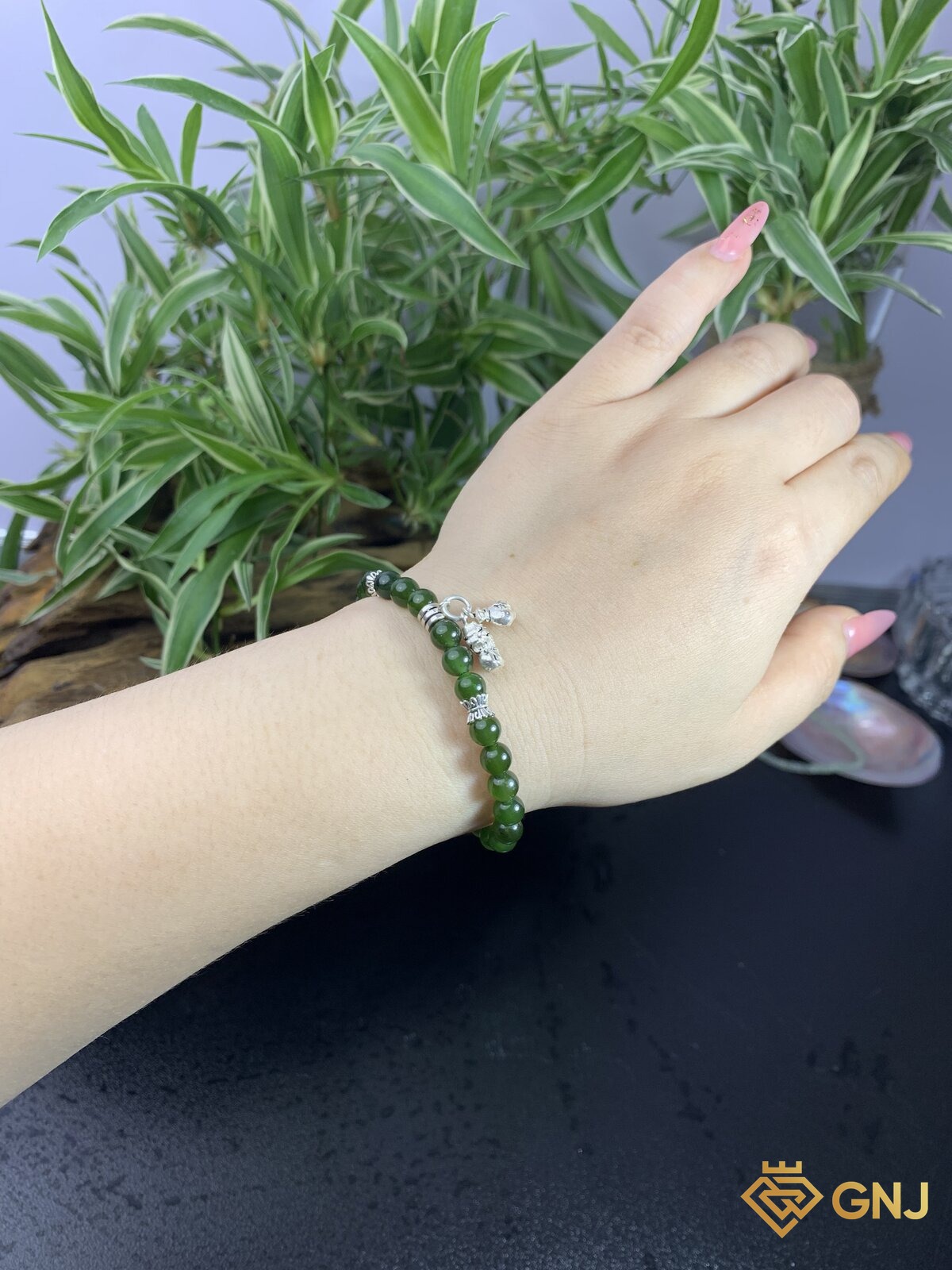 Vòng tay ngọc bích nephrite charm túi tài lộc — cận cảnh charm bạc S925, ngọc bích tự nhiên xanh rêu