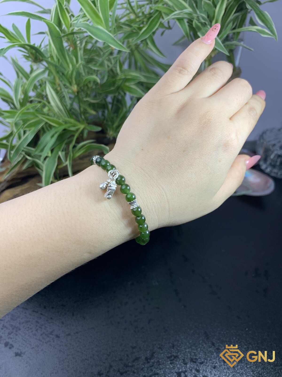 Vòng tay ngọc bích nephrite charm túi tài lộc — chi tiết hạt ngọc, ngọc bích tự nhiên xanh rêu