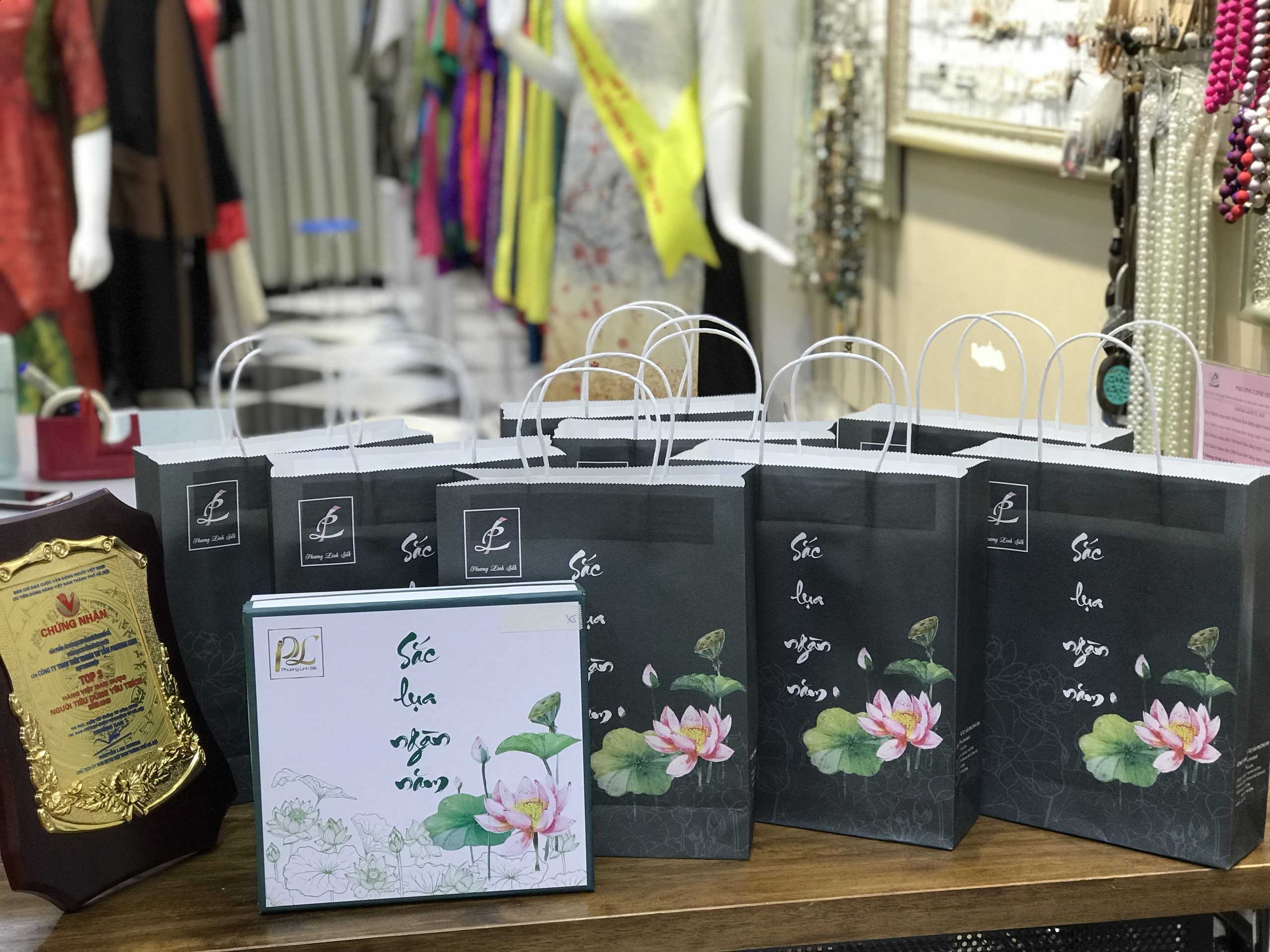 KHĂN LỤA CAO CẤP _ QUÀ TẶNG 20/10 !