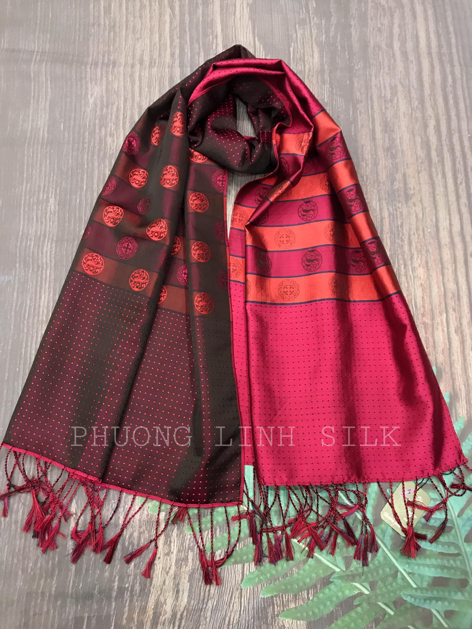 KHĂN LỤA CAO CẤP TỪ NHỮNG THƯƠNG HIỆU NỔI TIẾNG