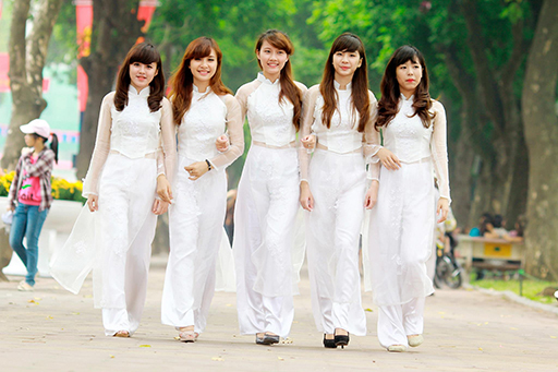 Mặc áo dài nên mang giày gì cho hợp