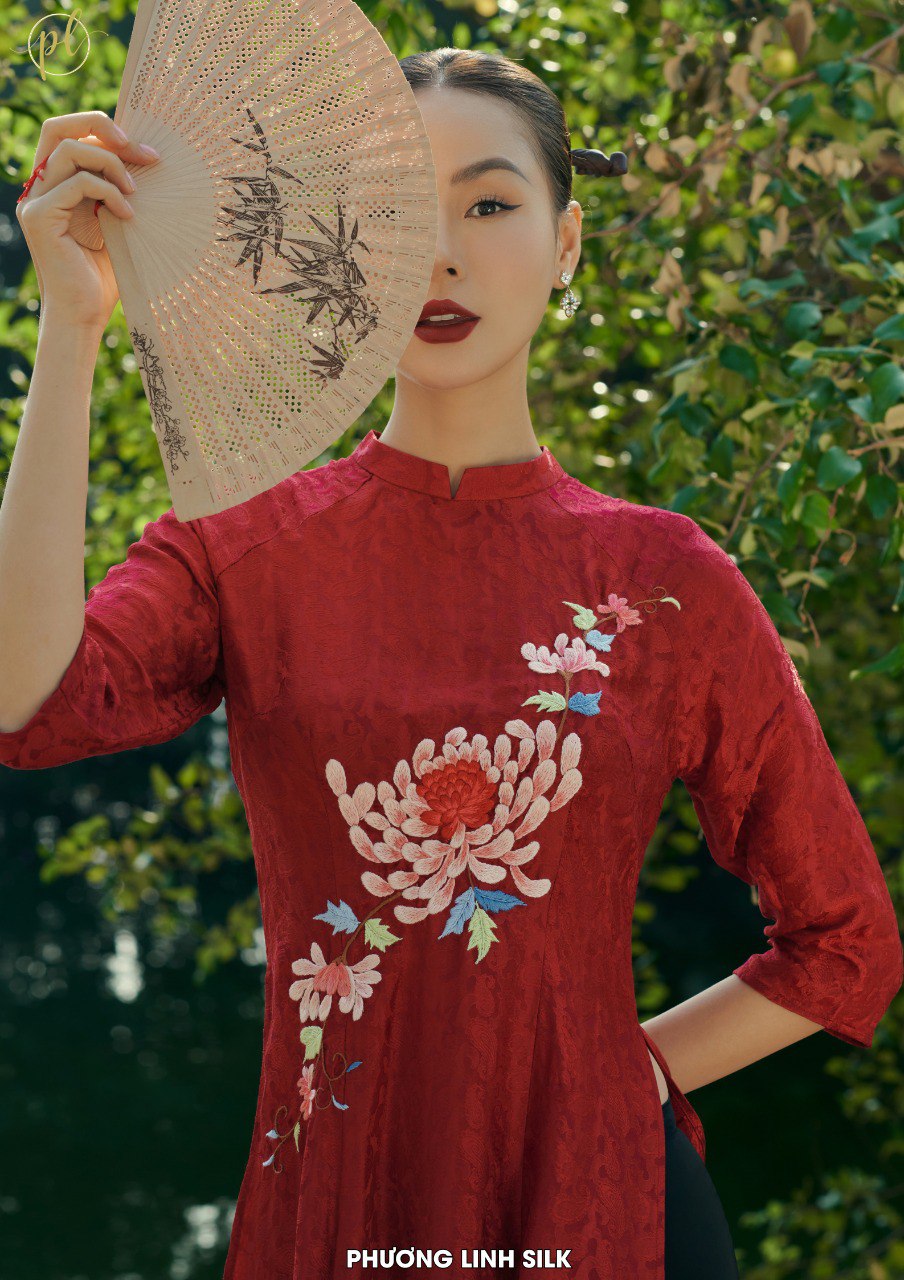 Áo dài Tết 2024 : Gợi ý 8 mẫu dáng suông giúp chị em eo to tự tin diện