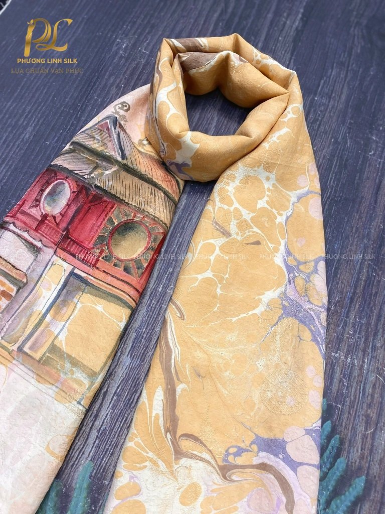 KHĂN LỤA VẼ TAY CAO CẤP VÂN CỔ THỦY ẤN 100% TƠ TẰM ĐỘC BẢN VẼ CÔ GÁI KHUÊ VĂN CÁC