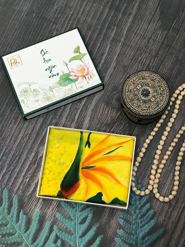 KHĂN LỤA VẼ TAY THỦY ẤN ĐỘC BẢN THIÊN ĐIỂU