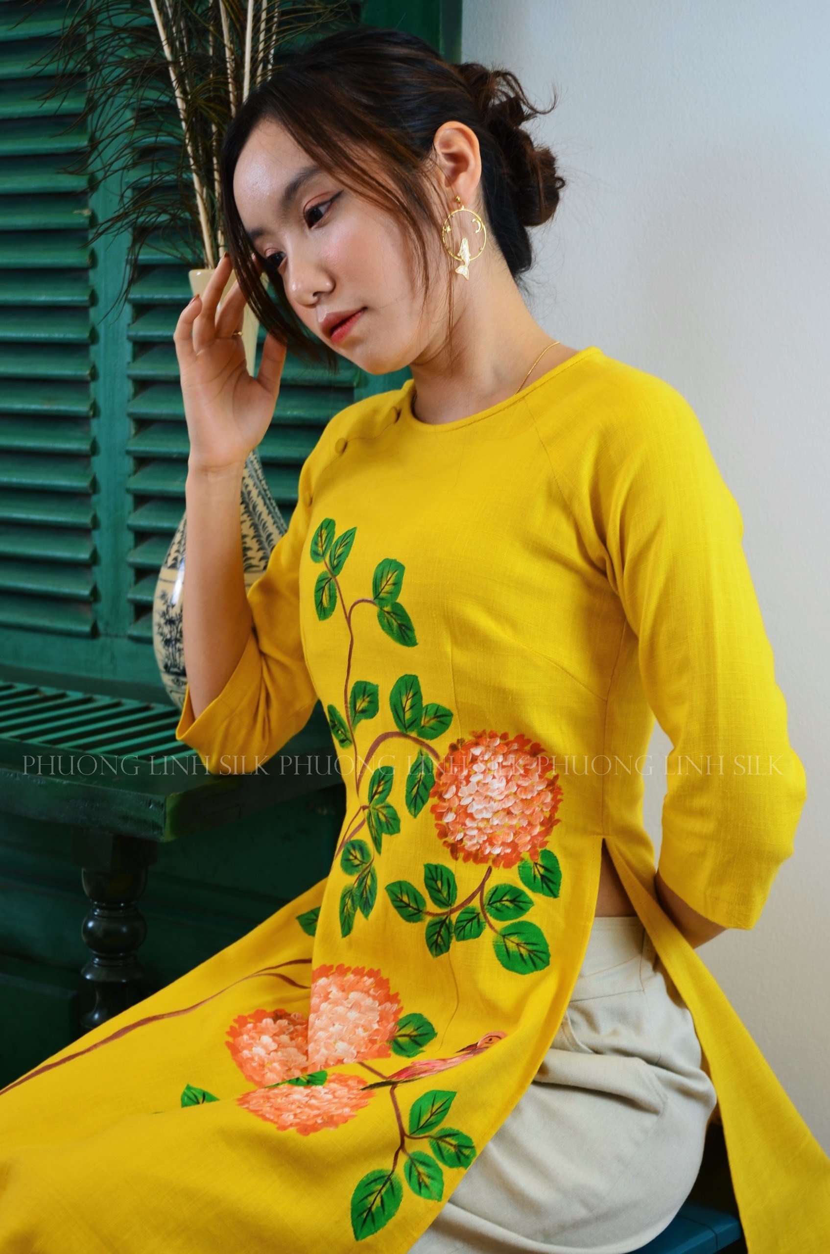 ÁO CÁCH TÂN LINEN VẼ TAY TRUYỀN THỐNG VẼ HOA KHỔNG TÚ CẦU