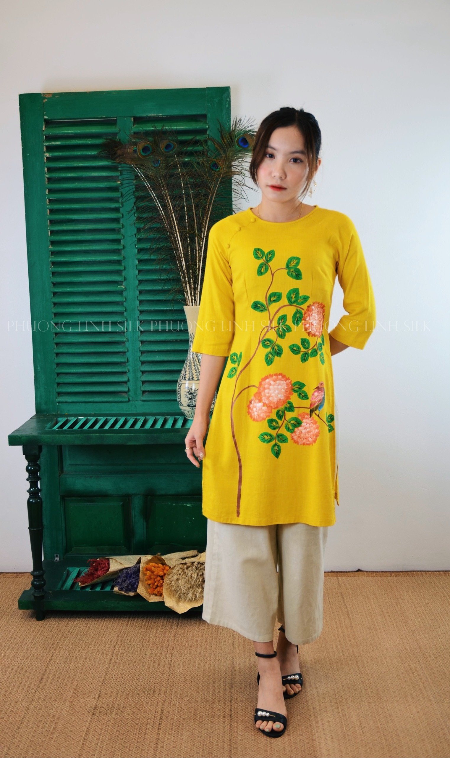 ÁO CÁCH TÂN LINEN VẼ TAY TRUYỀN THỐNG VẼ HOA KHỔNG TÚ CẦU