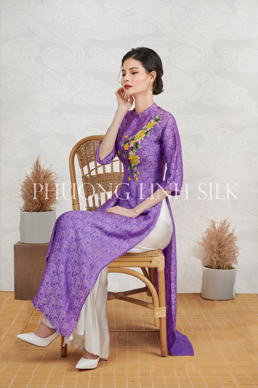ÁO DÀI TRUYỀN THỐNG THÊU TAY HOA CÚC VÀNG MÀU TÍM TRẮNG