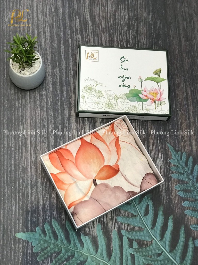 KHĂN LỤA VẼ TAY THỦY ẤN ĐỘC BẢN HOA SEN